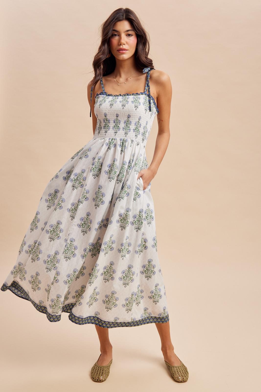 Florales Umstands-Maxikleid mit Smok-Detail und Schulterbändern in Cremeweiß