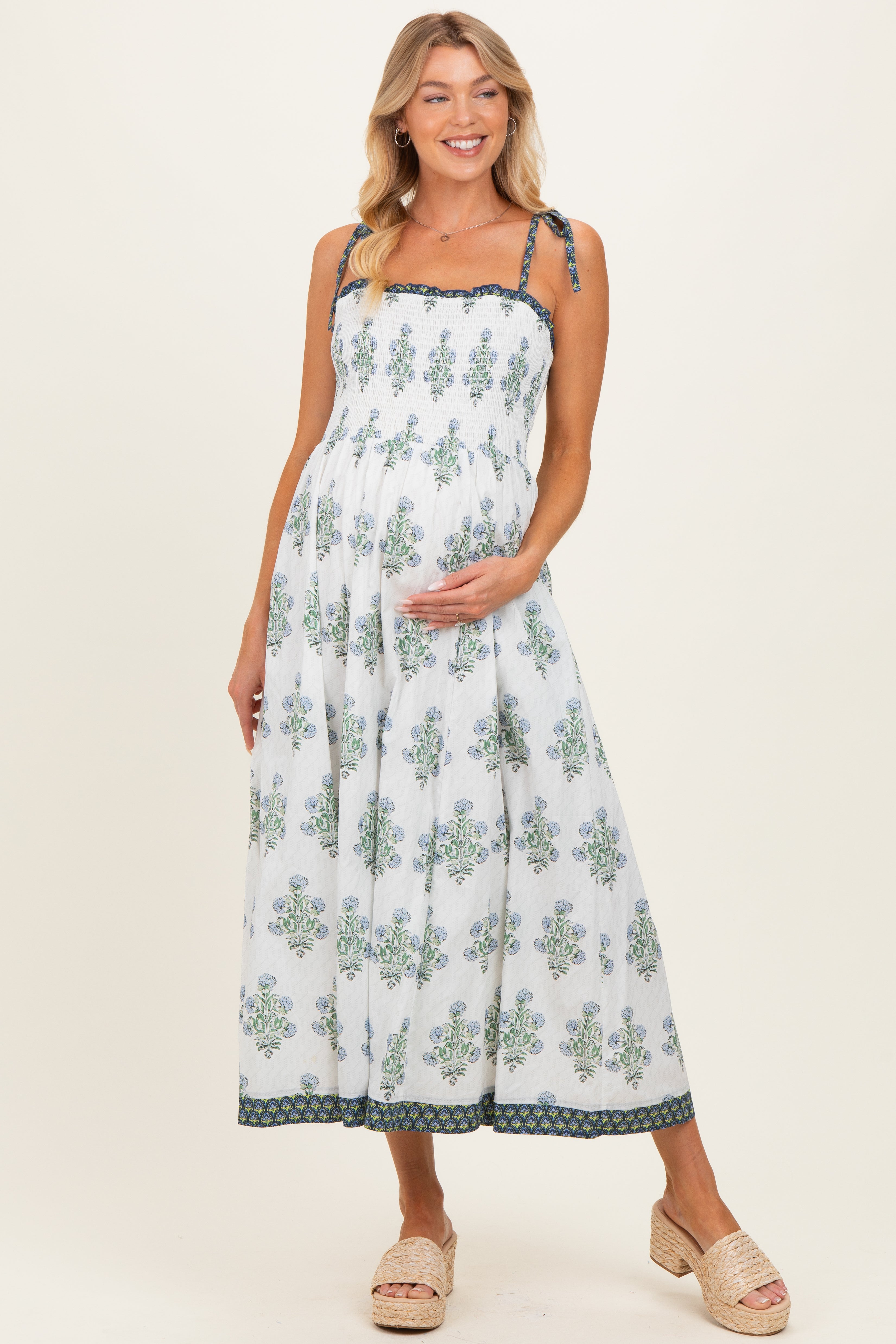 Florales Umstands-Maxikleid mit Smok-Detail und Schulterbändern in Cremeweiß