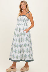Florales Umstands-Maxikleid mit Smok-Detail und Schulterbändern in Cremeweiß