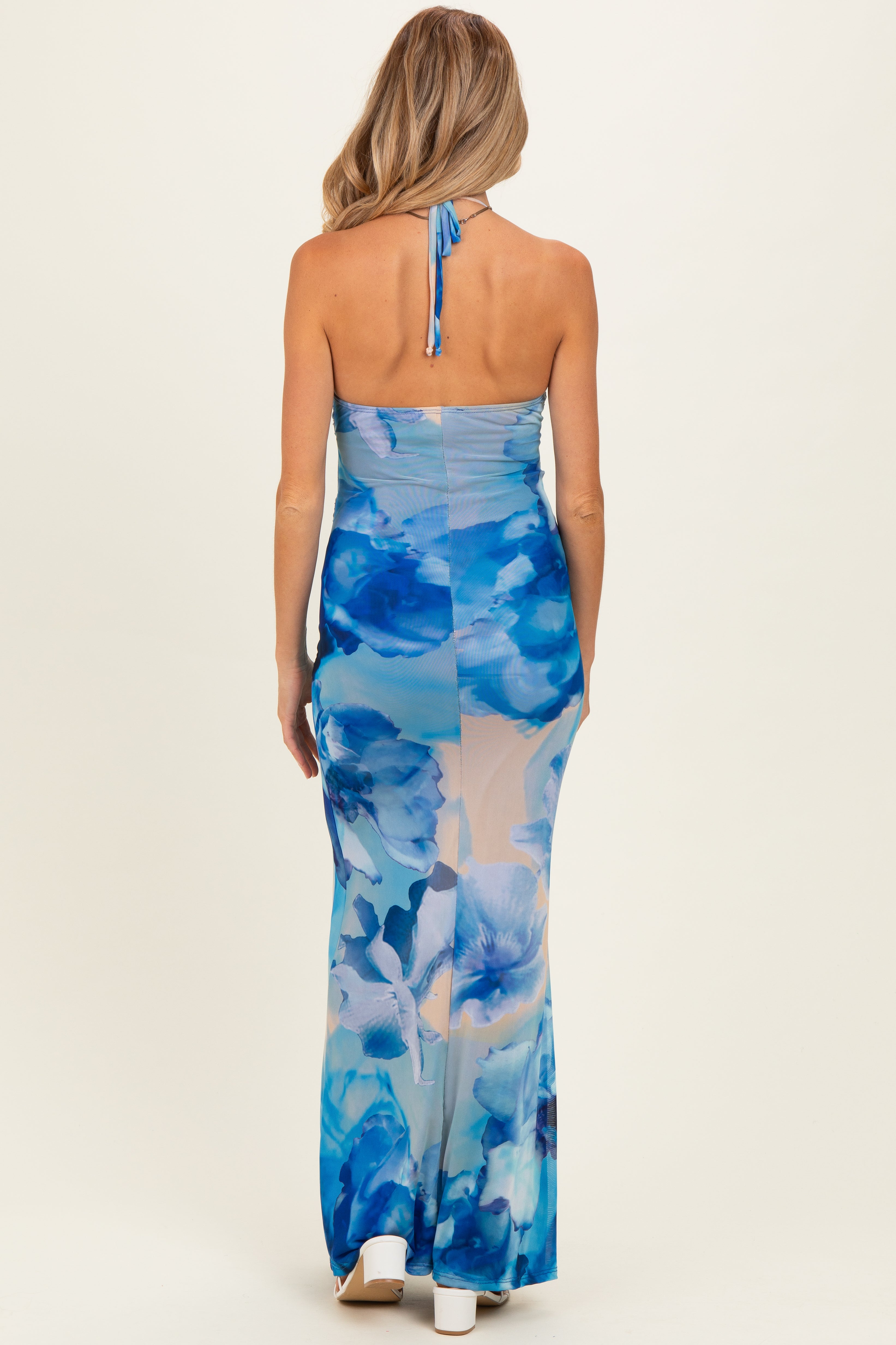 Blaues florales Umstands-Maxikleid mit Neckholder aus Mesh