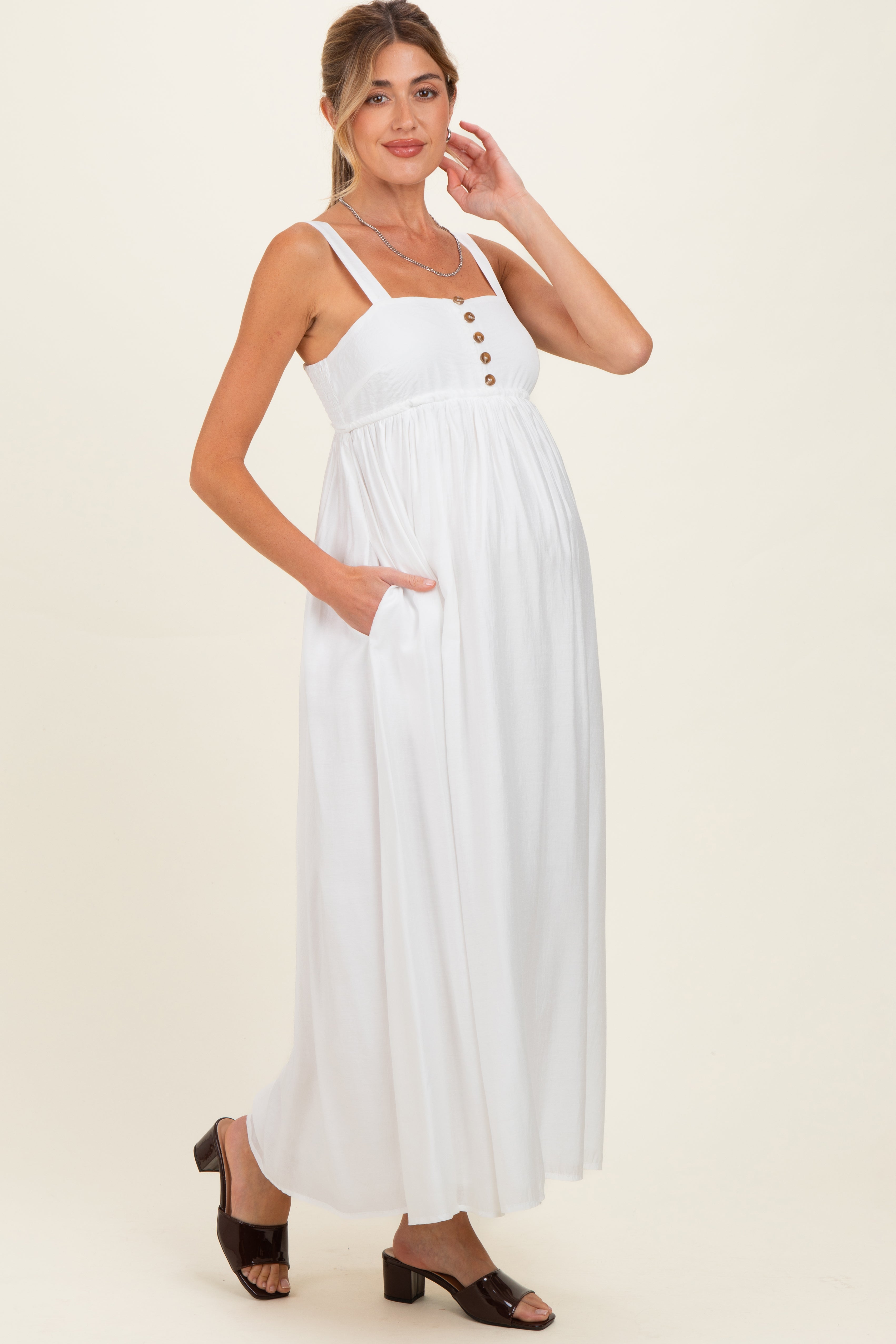 Elfenbeinfarbenes Umstands-Maxikleid mit eckigem Ausschnitt und Empire-Taille