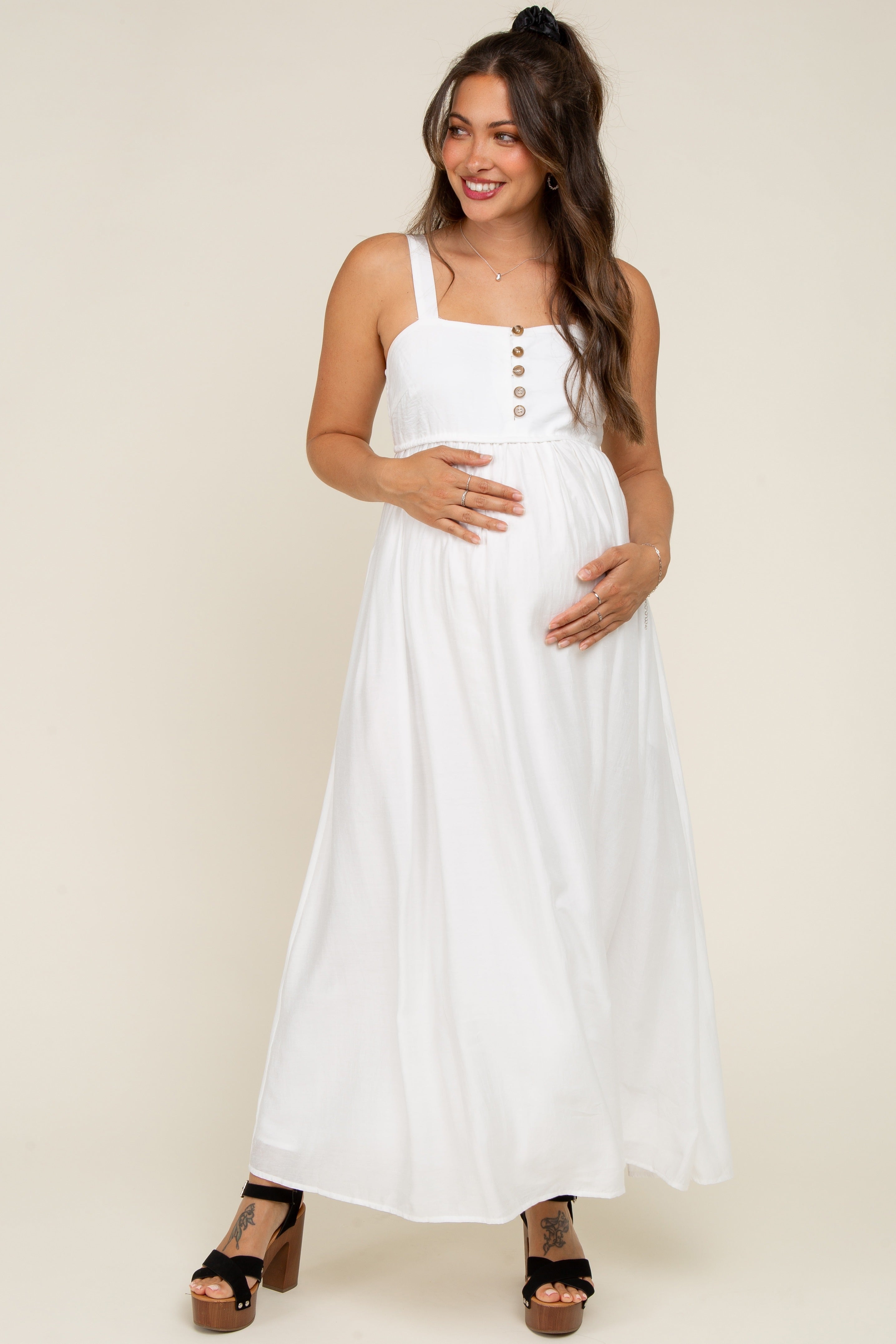 Elfenbeinfarbenes Umstands-Maxikleid mit eckigem Ausschnitt und Empire-Taille