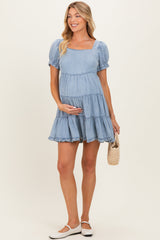 Gestuftes Babydoll-Umstands-Minikleid aus gewaschenem Chambray in Hellblau