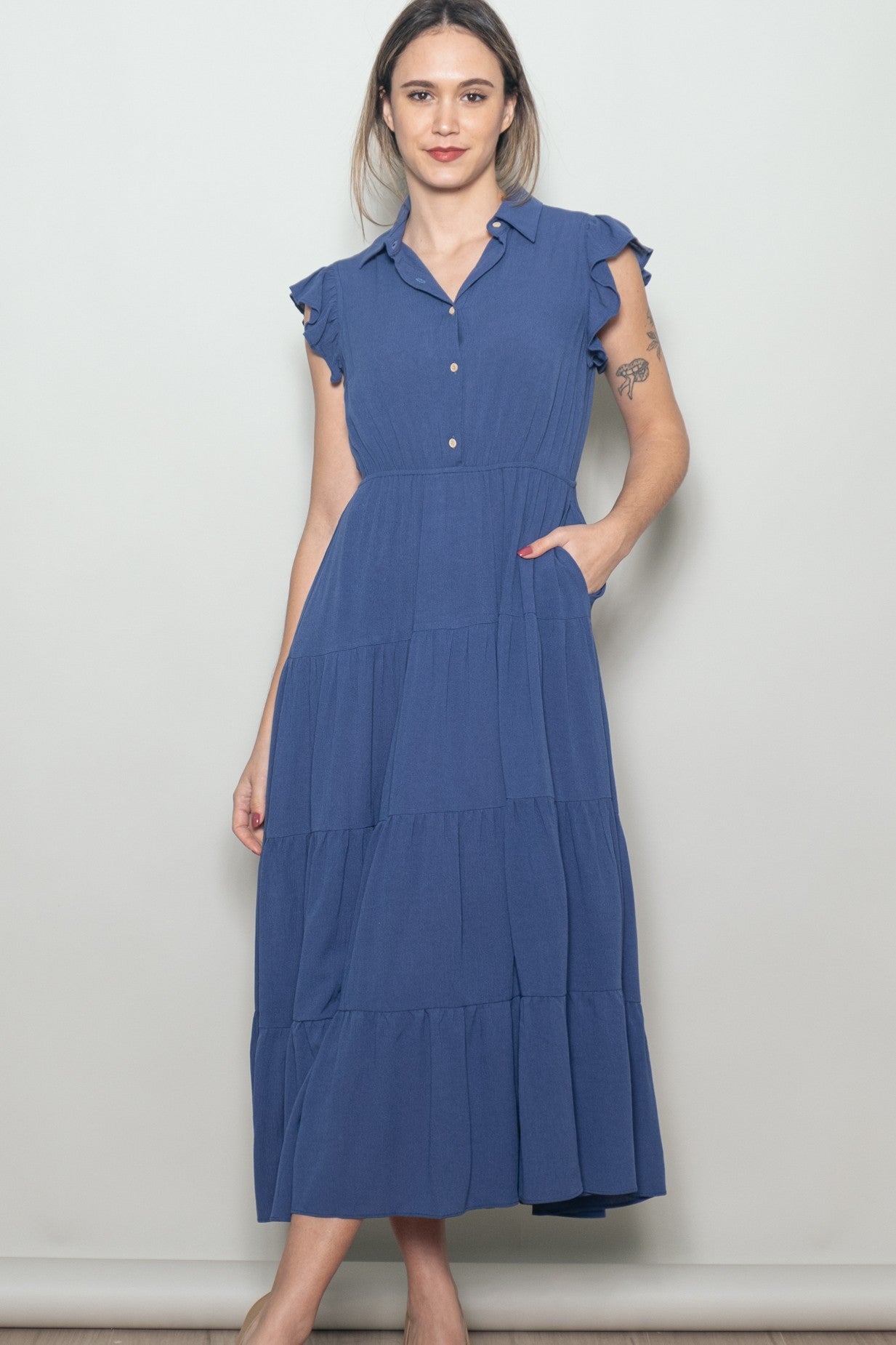 Umstands-Maxikleid mit Knopfleiste, Rüschenärmeln und Stufenrock