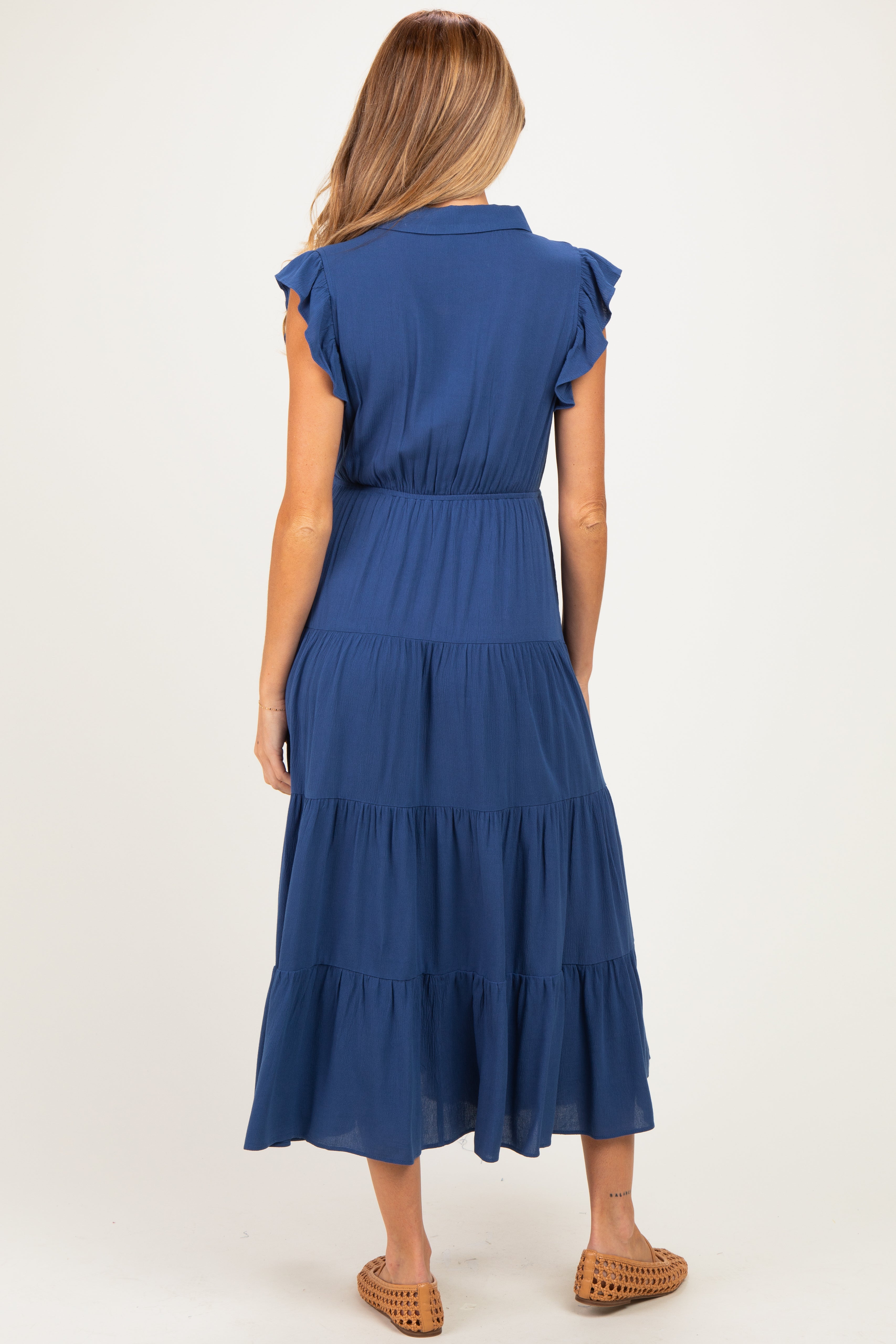 Umstands-Maxikleid mit Knopfleiste, Rüschenärmeln und Stufenrock