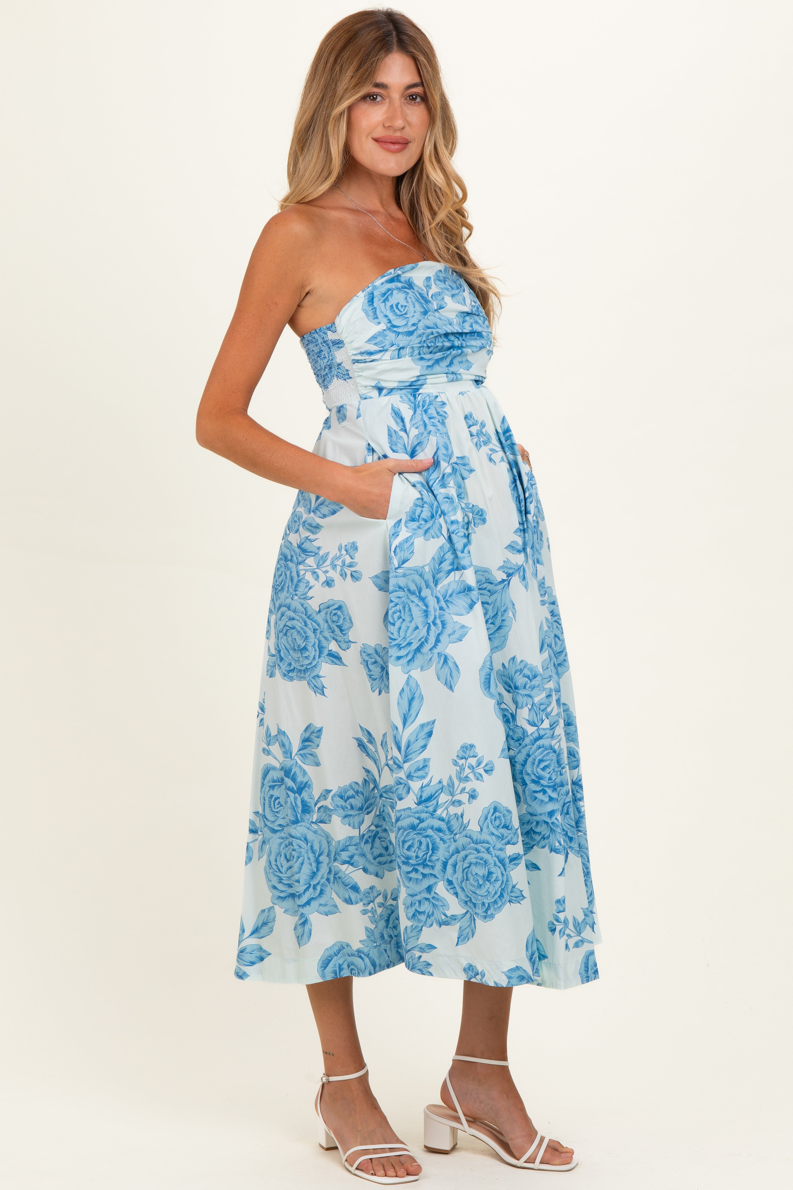Trägerloses Umstands-Maxikleid mit blauem Blütenprint