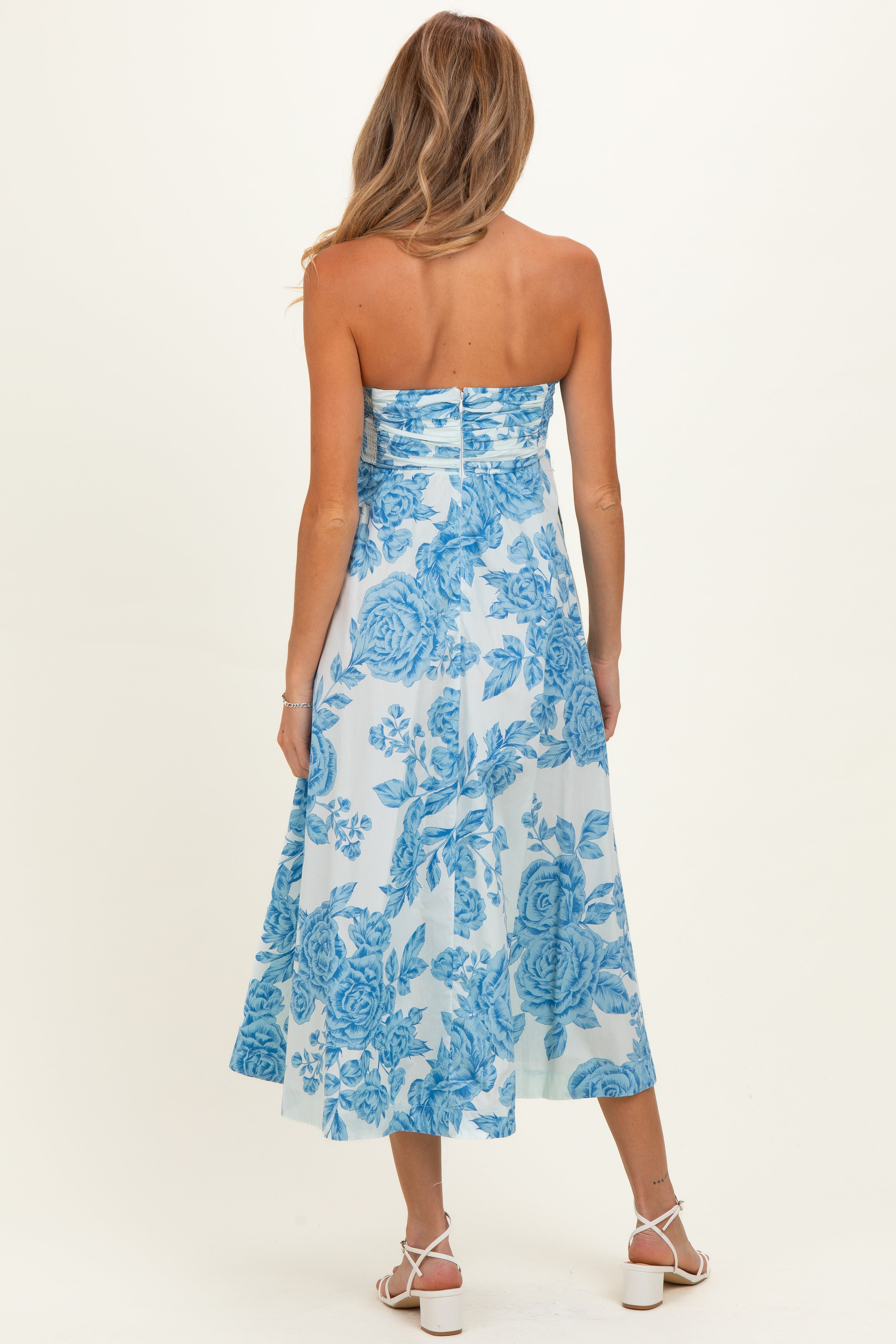 Trägerloses Umstands-Maxikleid mit blauem Blütenprint