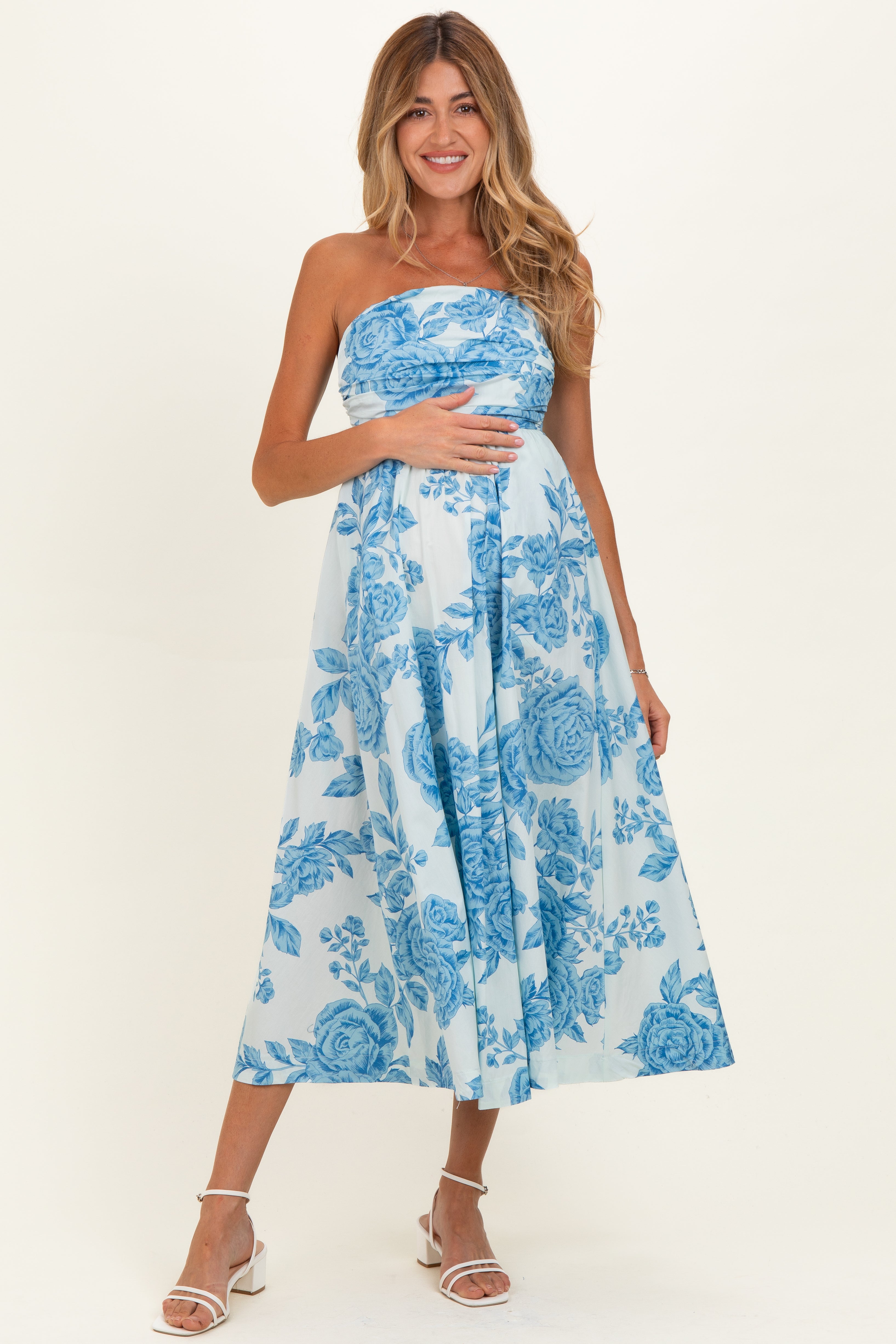 Trägerloses Umstands-Maxikleid mit blauem Blütenprint