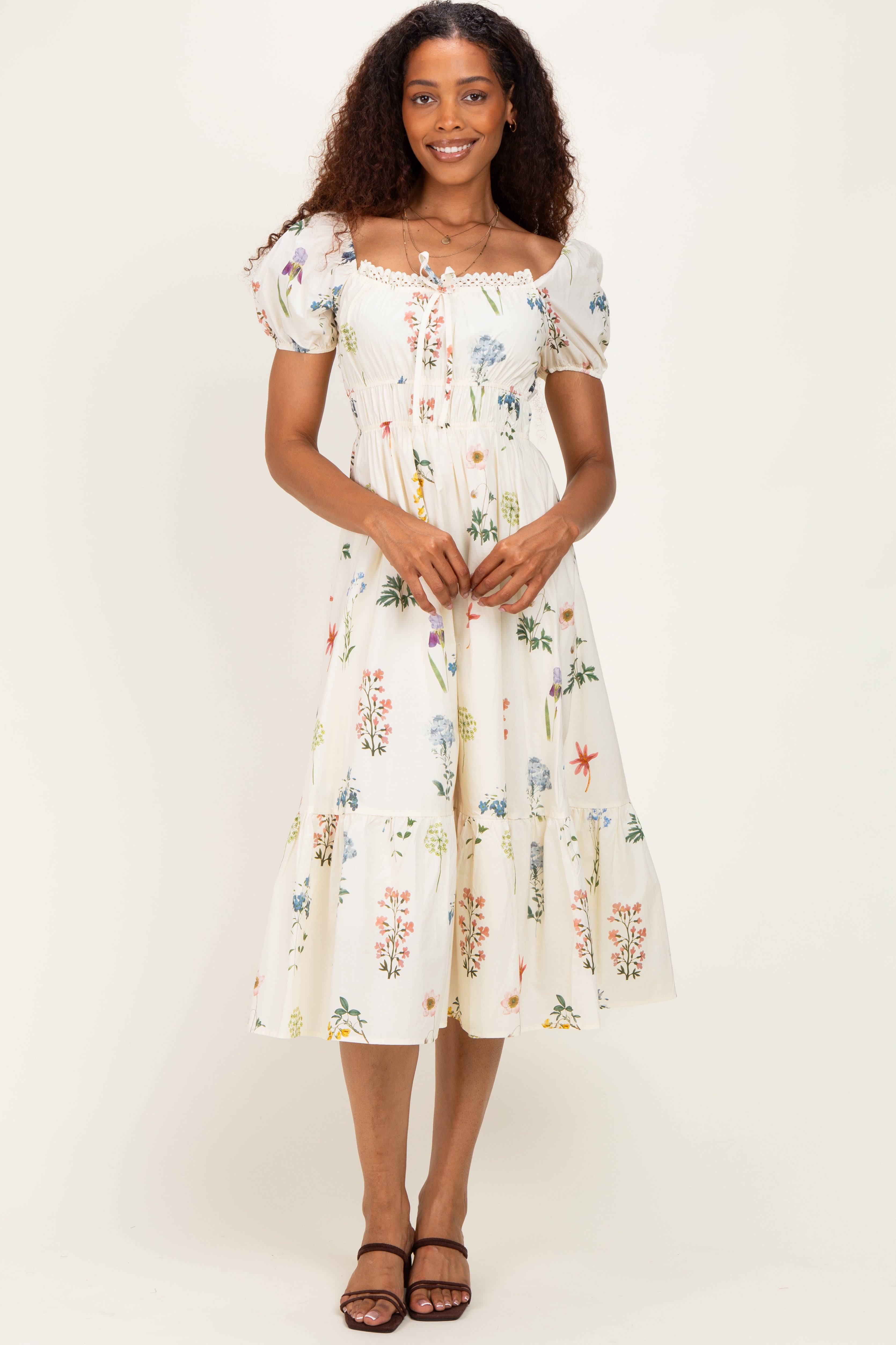 Geblümtes Umstands-Midikleid in Elfenbein mit Puffärmeln