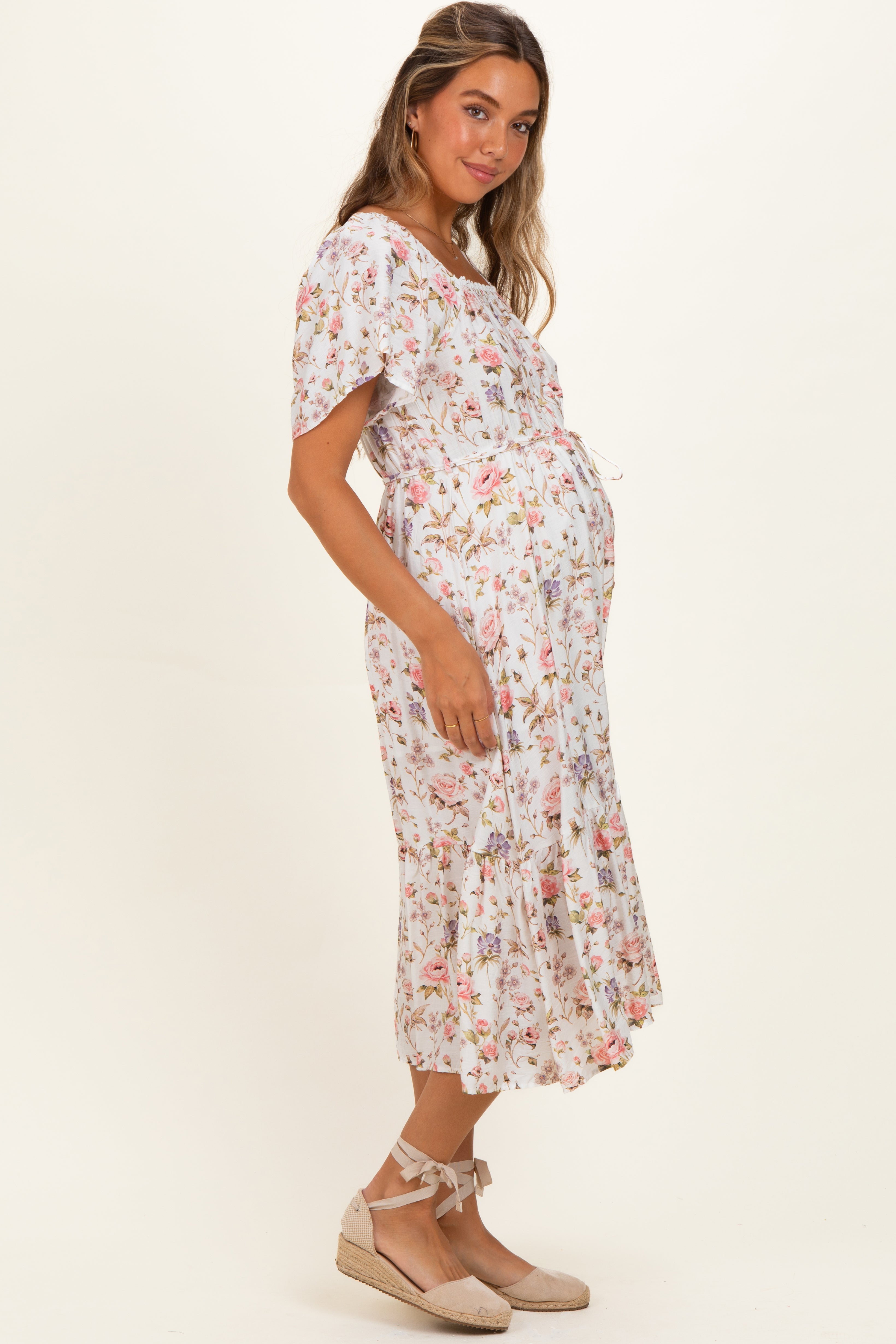 Umstands-Midikleid in Elfenbein mit Blumenmuster und Flatterärmeln