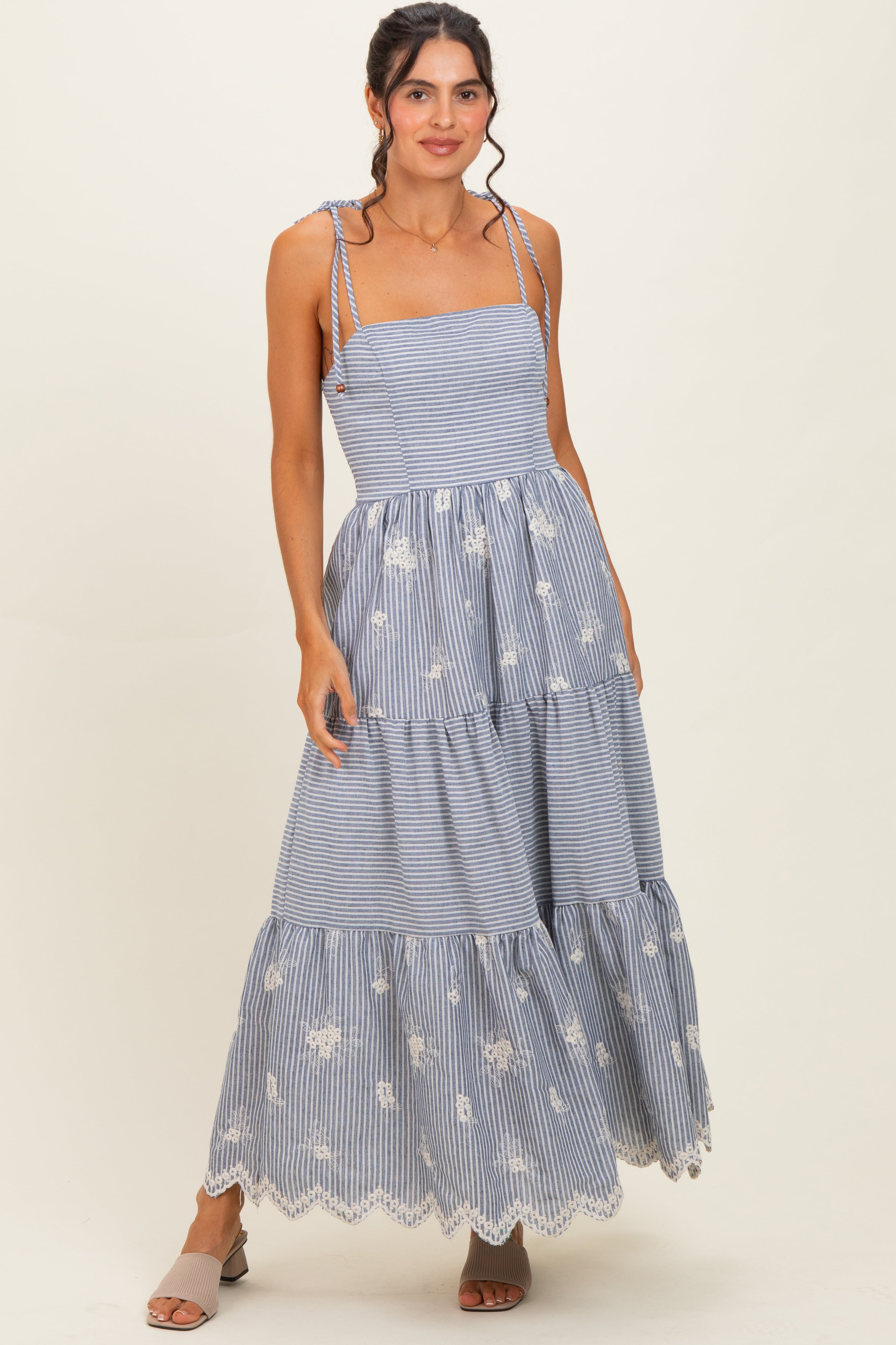 Marineblaues gestreiftes Umstands-Midikleid mit Stickerei und Schulterbändern