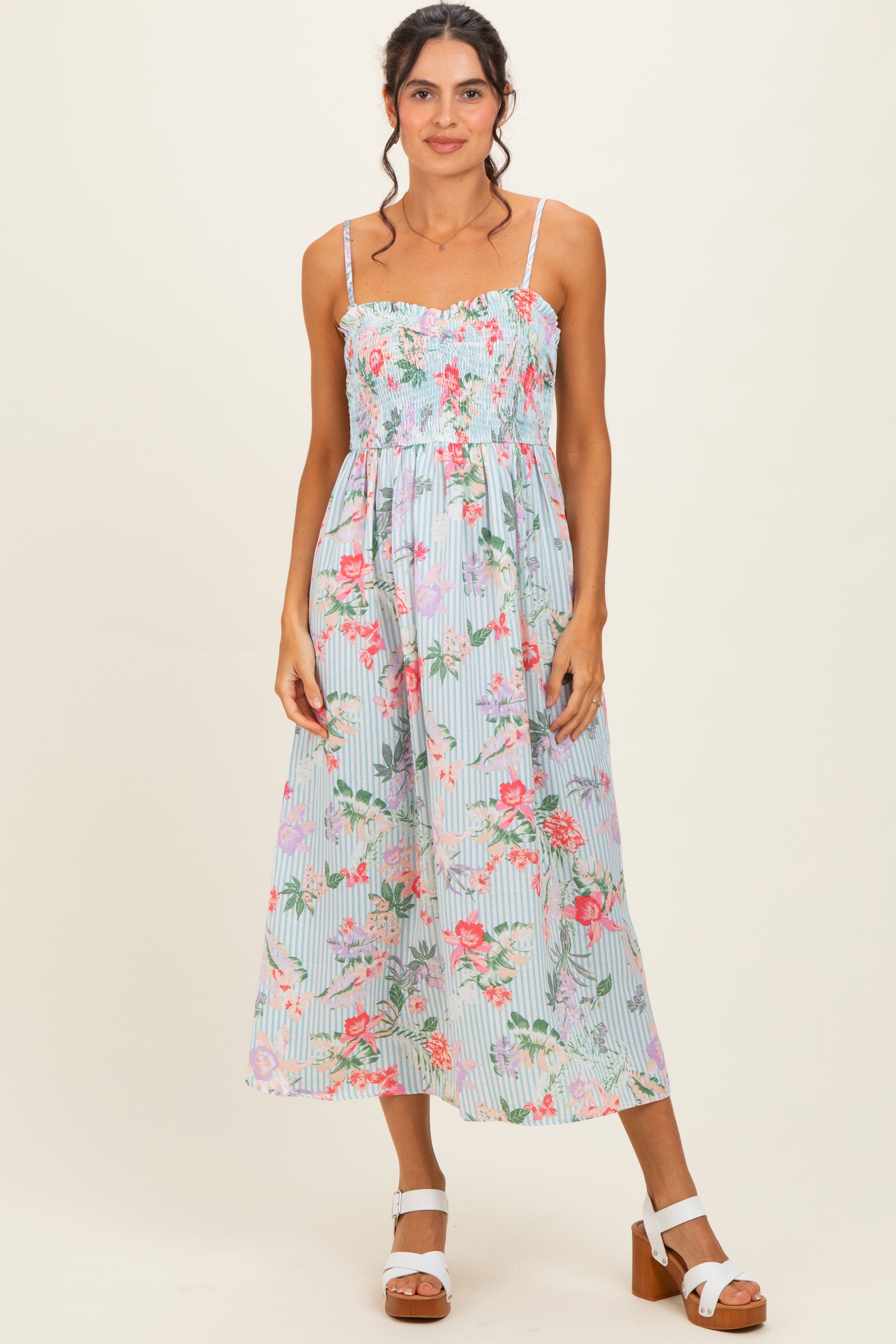Umstands-Maxikleid mit Aqua-Blumenprint und gesmoktem Brustbereich