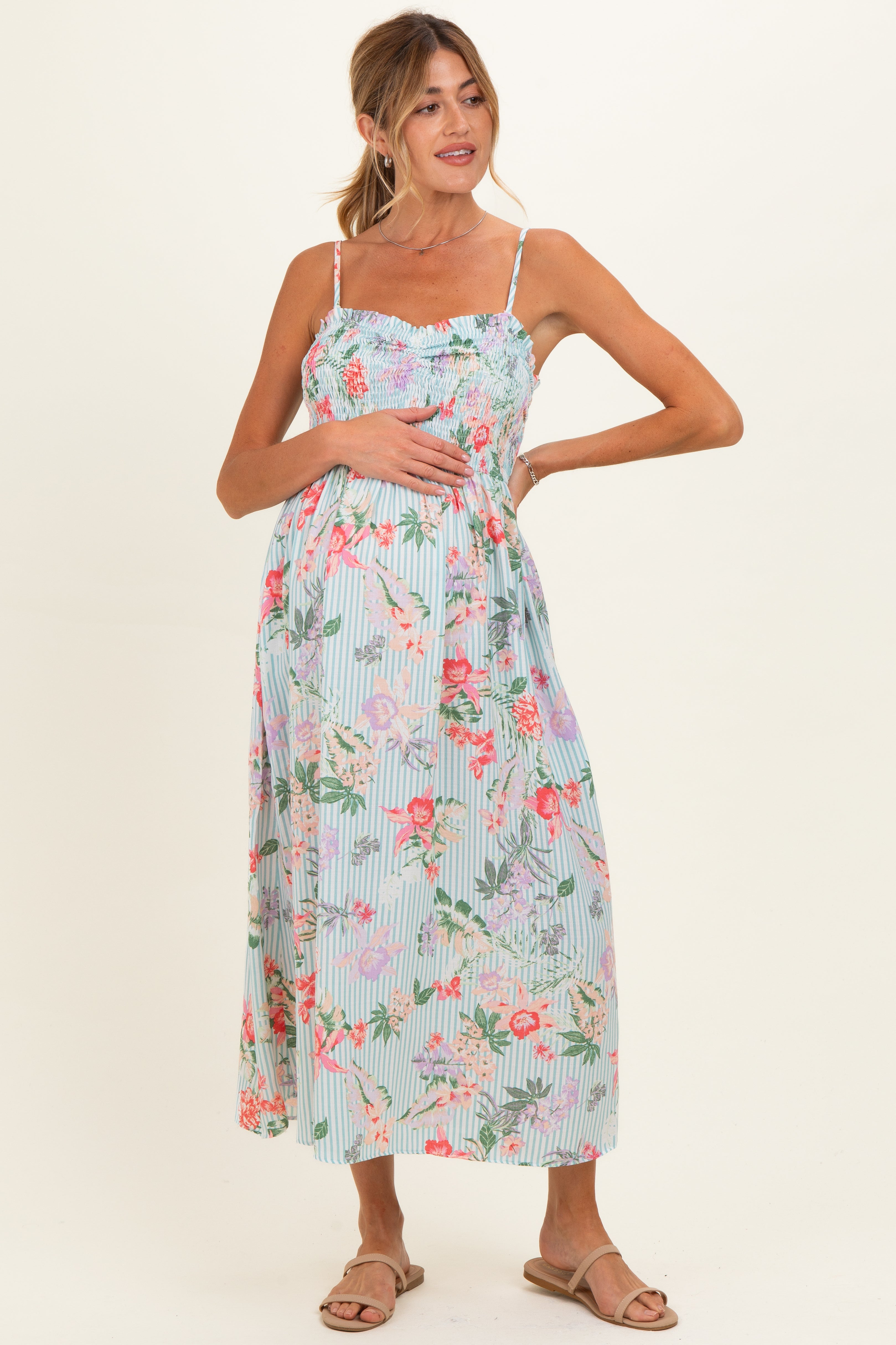 Umstands-Maxikleid mit Aqua-Blumenprint und gesmoktem Brustbereich