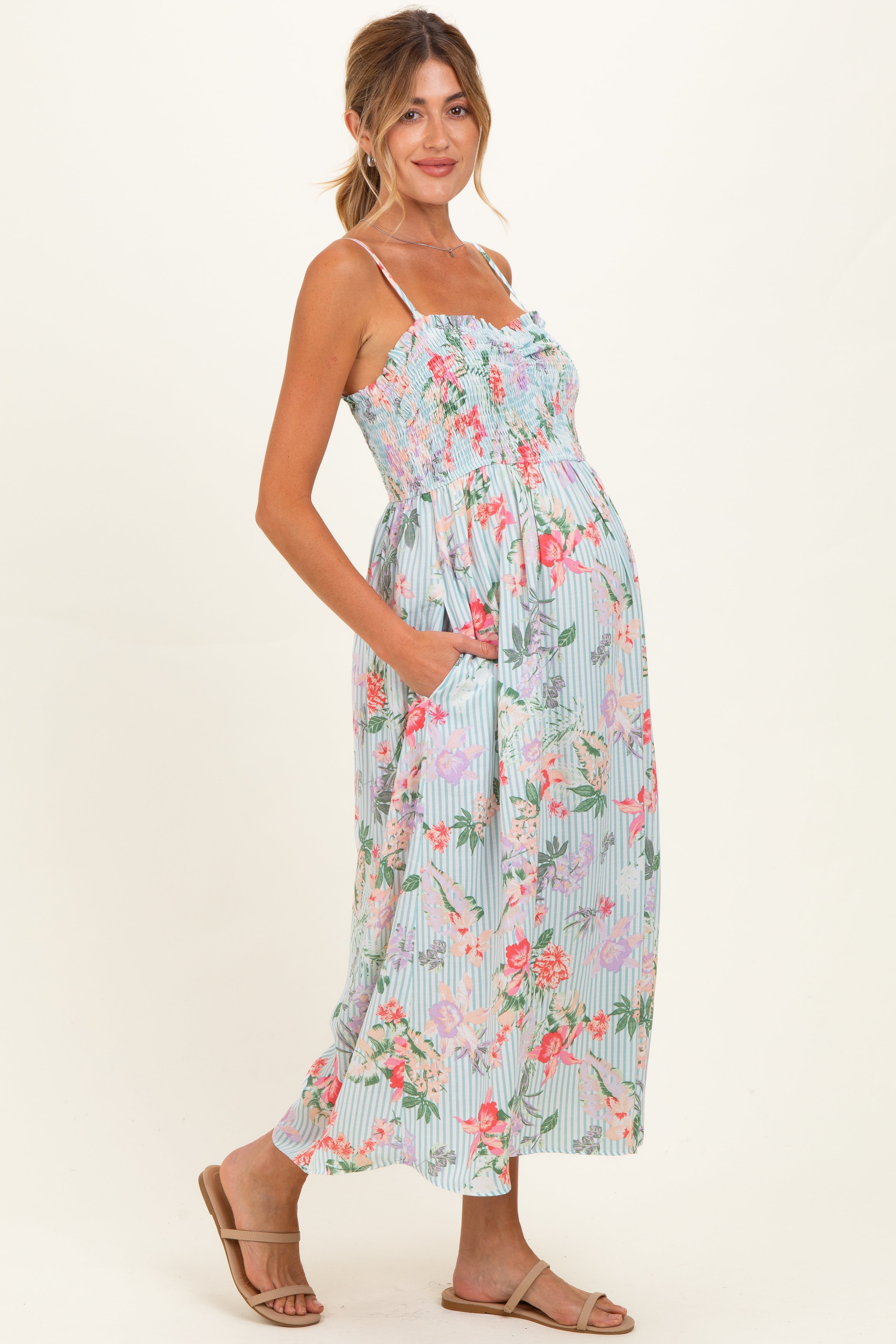 Umstands-Maxikleid mit Aqua-Blumenprint und gesmoktem Brustbereich