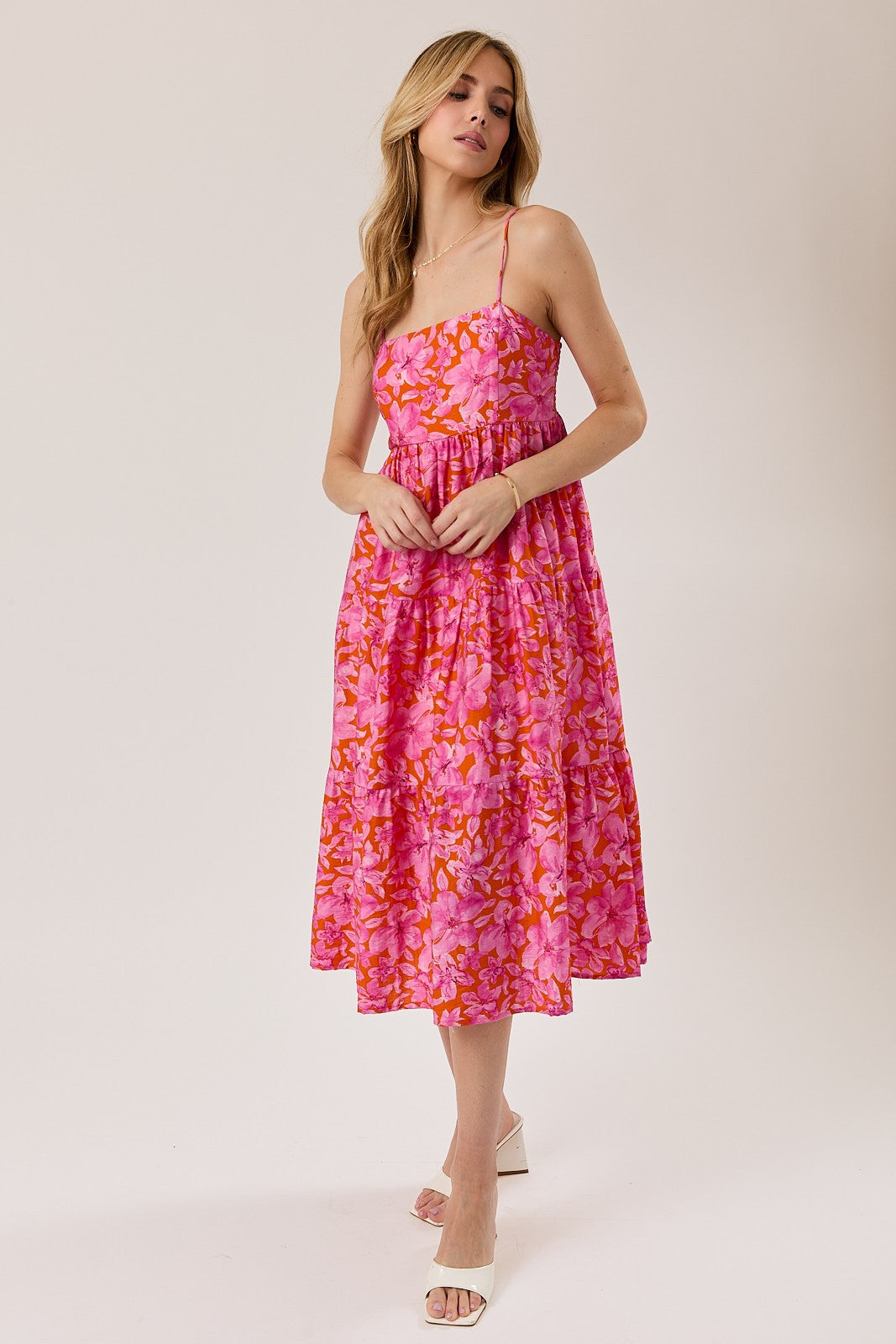 Ärmelloses Umstands-Midikleid in Fuchsia mit Blumenmuster und Stufenrock