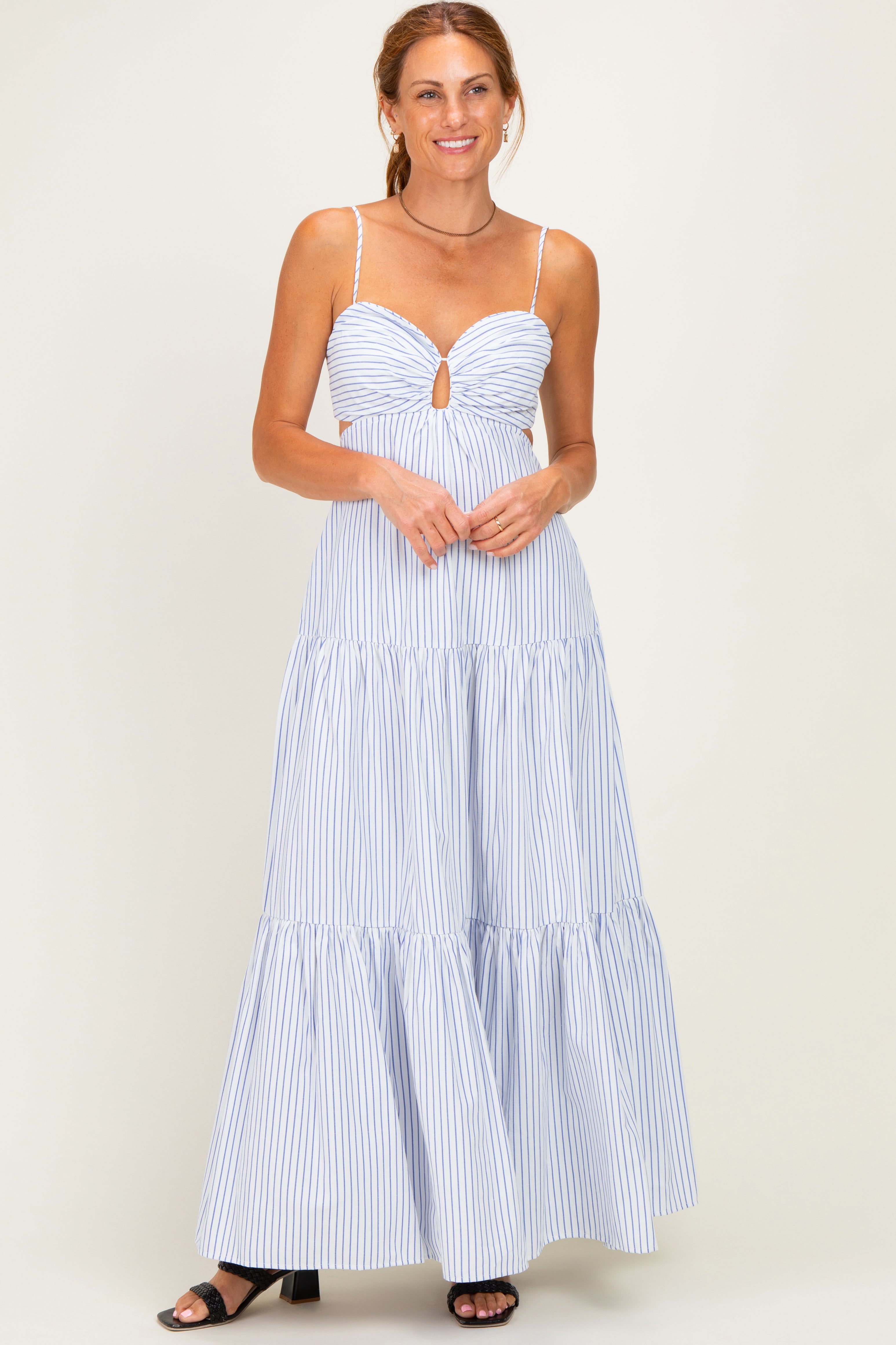 Weißes gestreiftes Umstands-Maxikleid mit Cut-out und Rückenschnürung