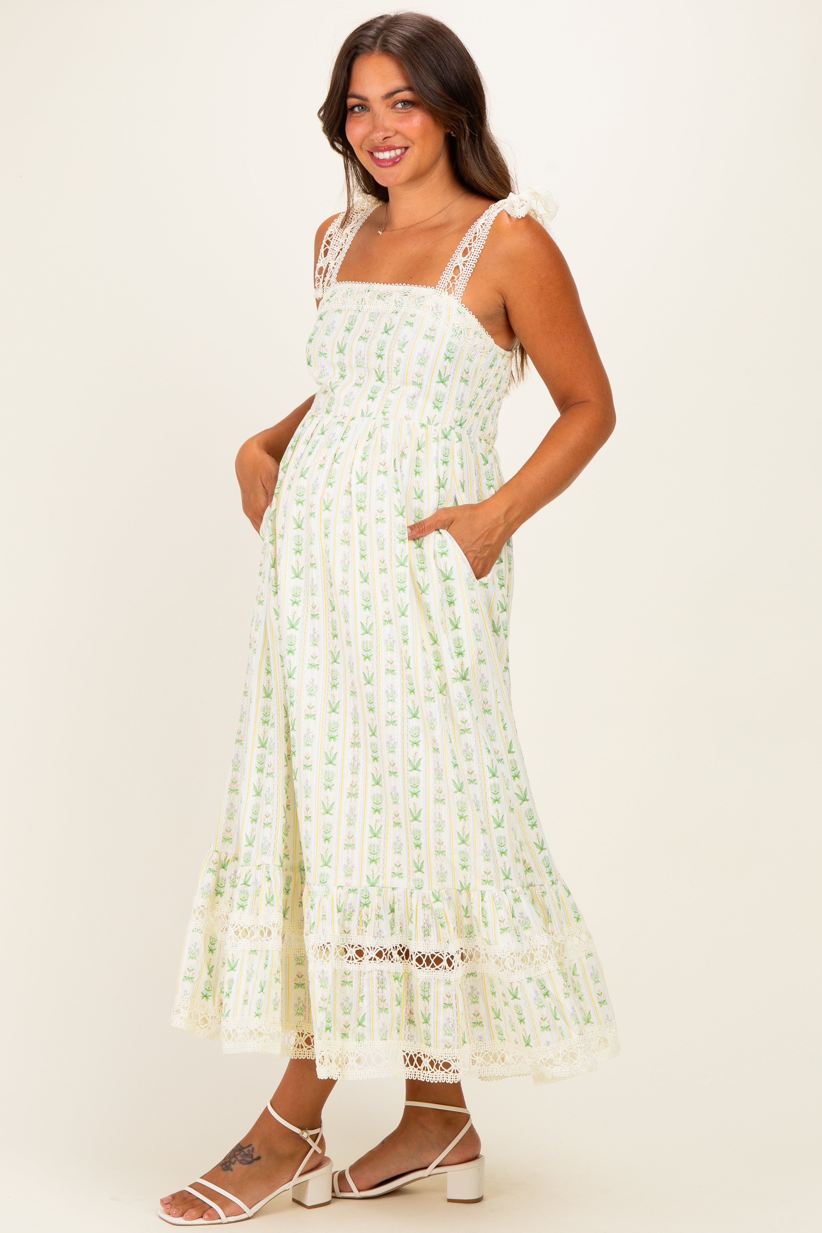 Umstands-Midikleid in Elfenbein mit floraler Häkelspitze