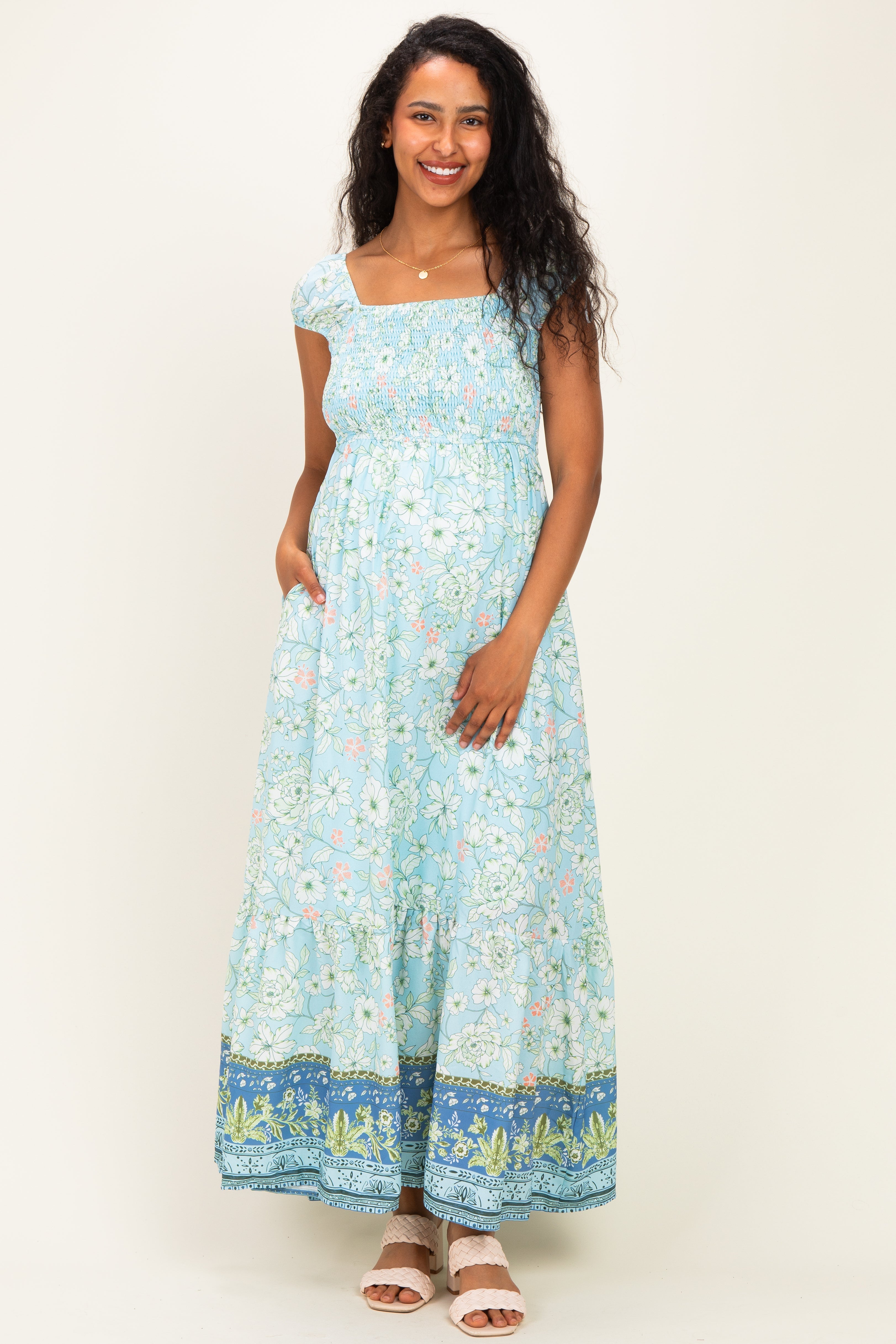 Hellblaues geblümtes gesmoktes Umstands-Maxikleid