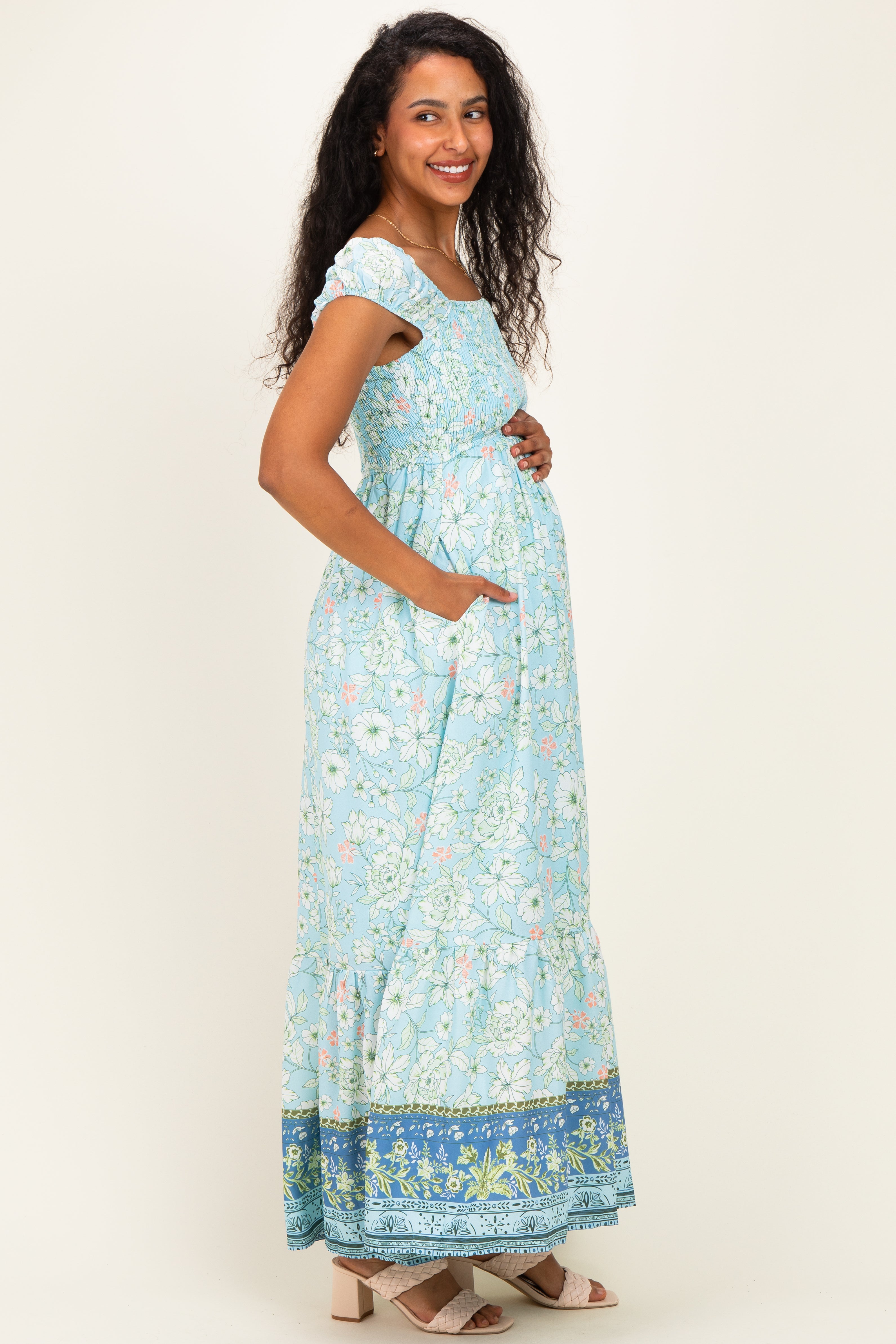 Hellblaues geblümtes gesmoktes Umstands-Maxikleid