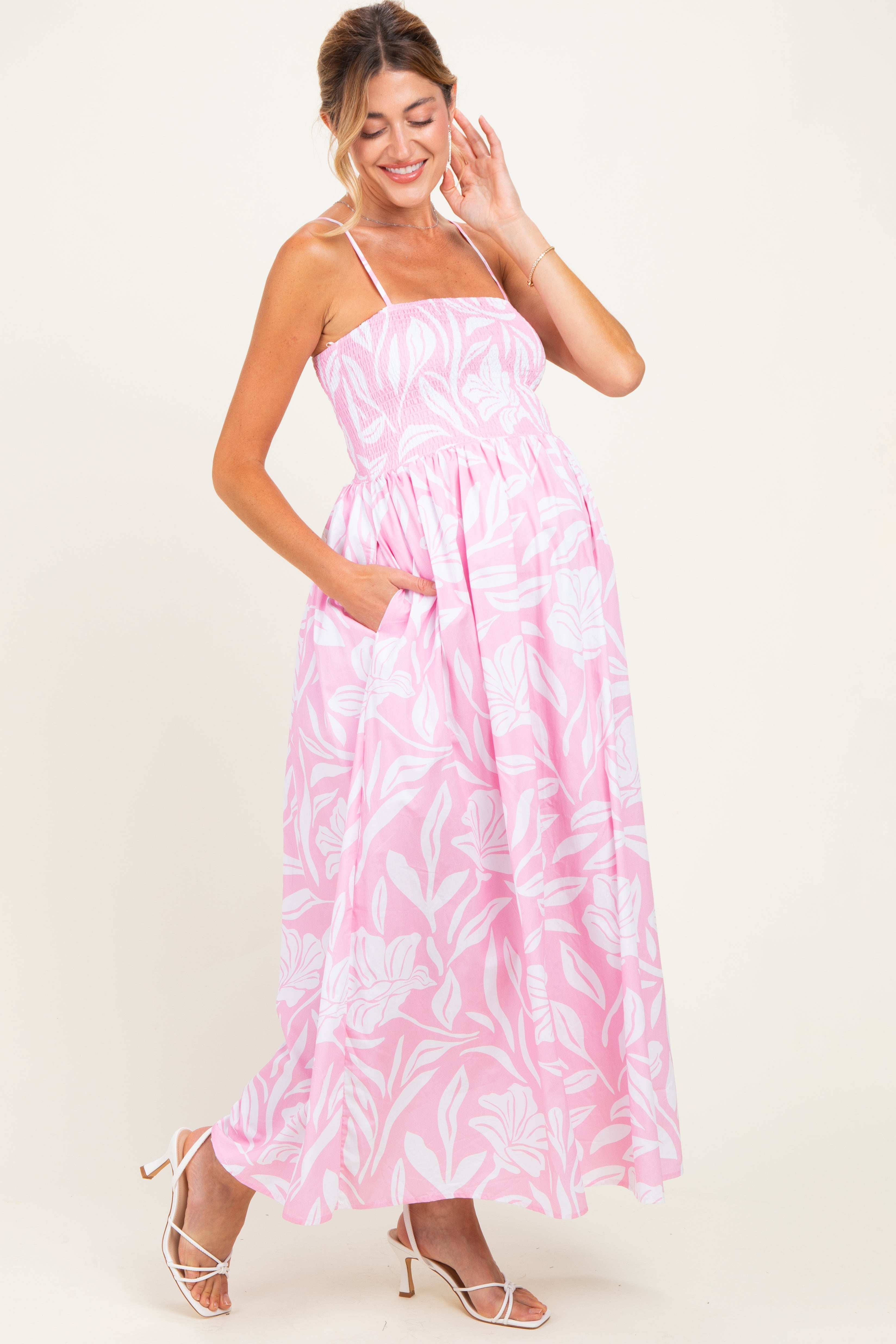 Zartrosa Umstands-Midikleid mit Blumenmuster und Smok-Oberteil