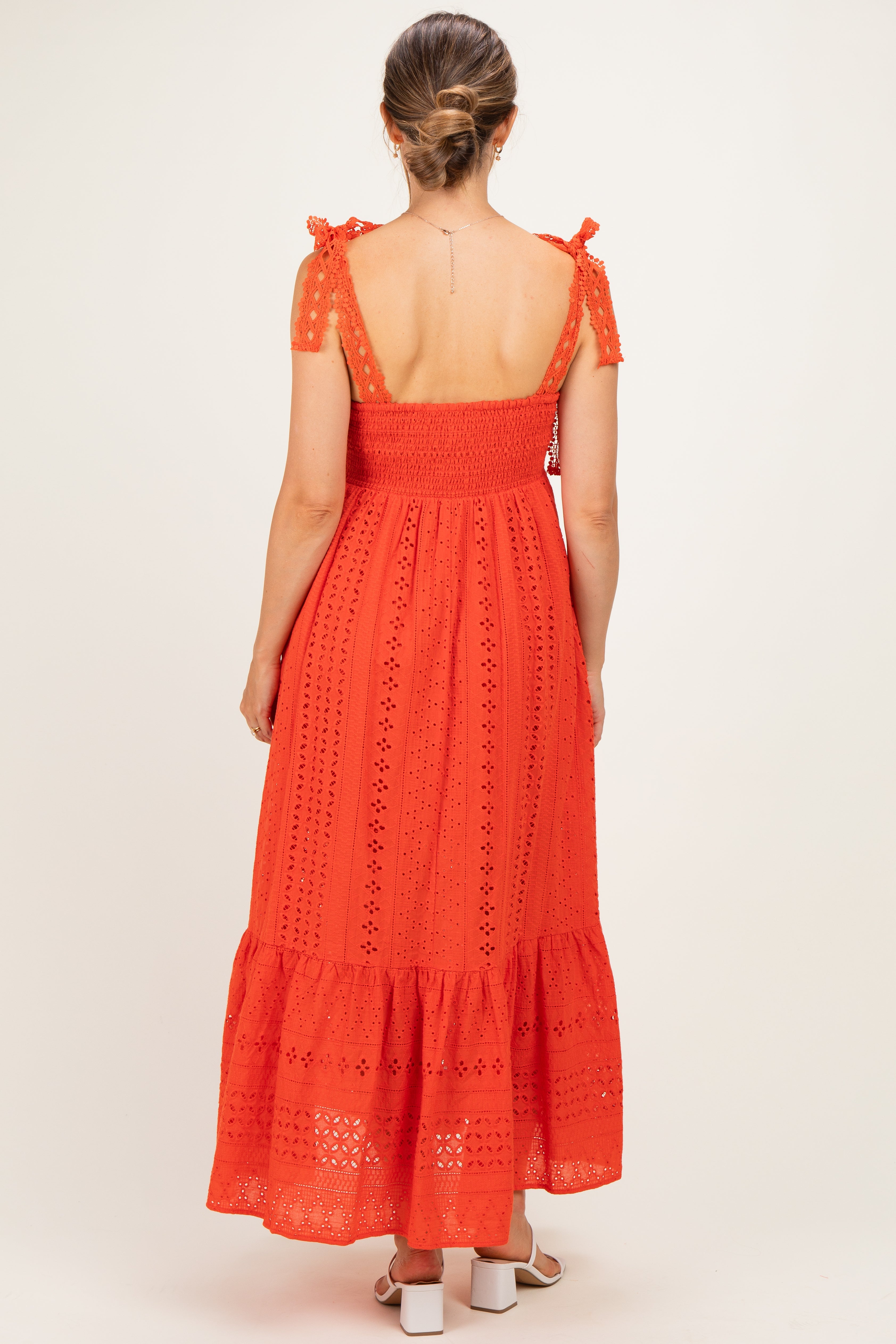 Umstandsmaxikleid mit Laser-Cut-Spitze und Schulterbändern