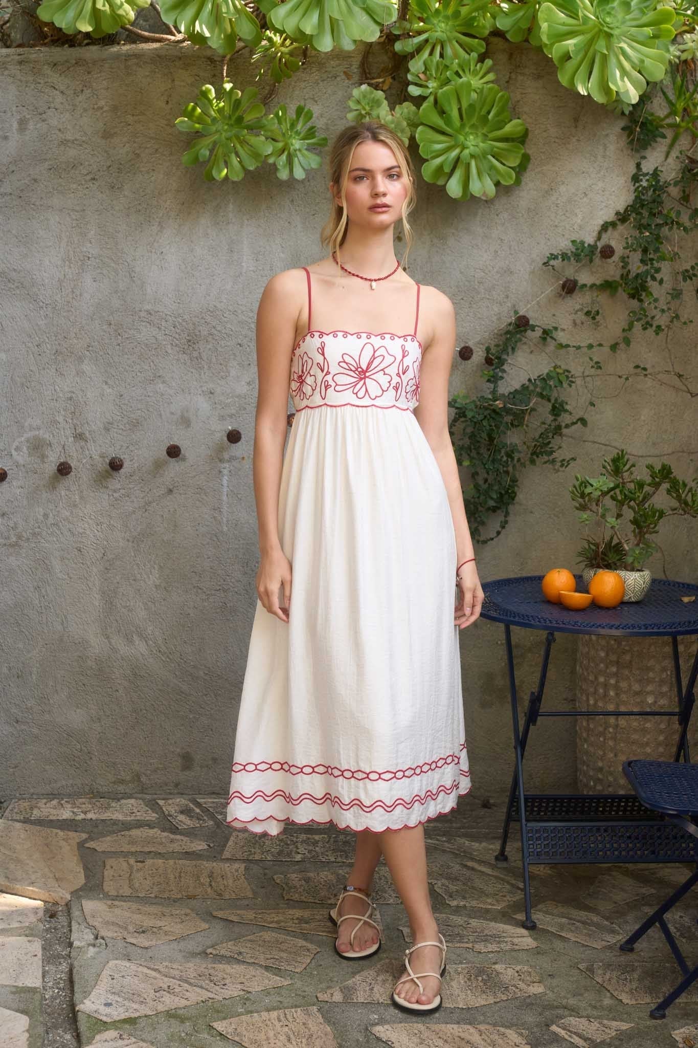 Rotes Umstands-Midikleid mit floraler Stickerei und Wellensaum