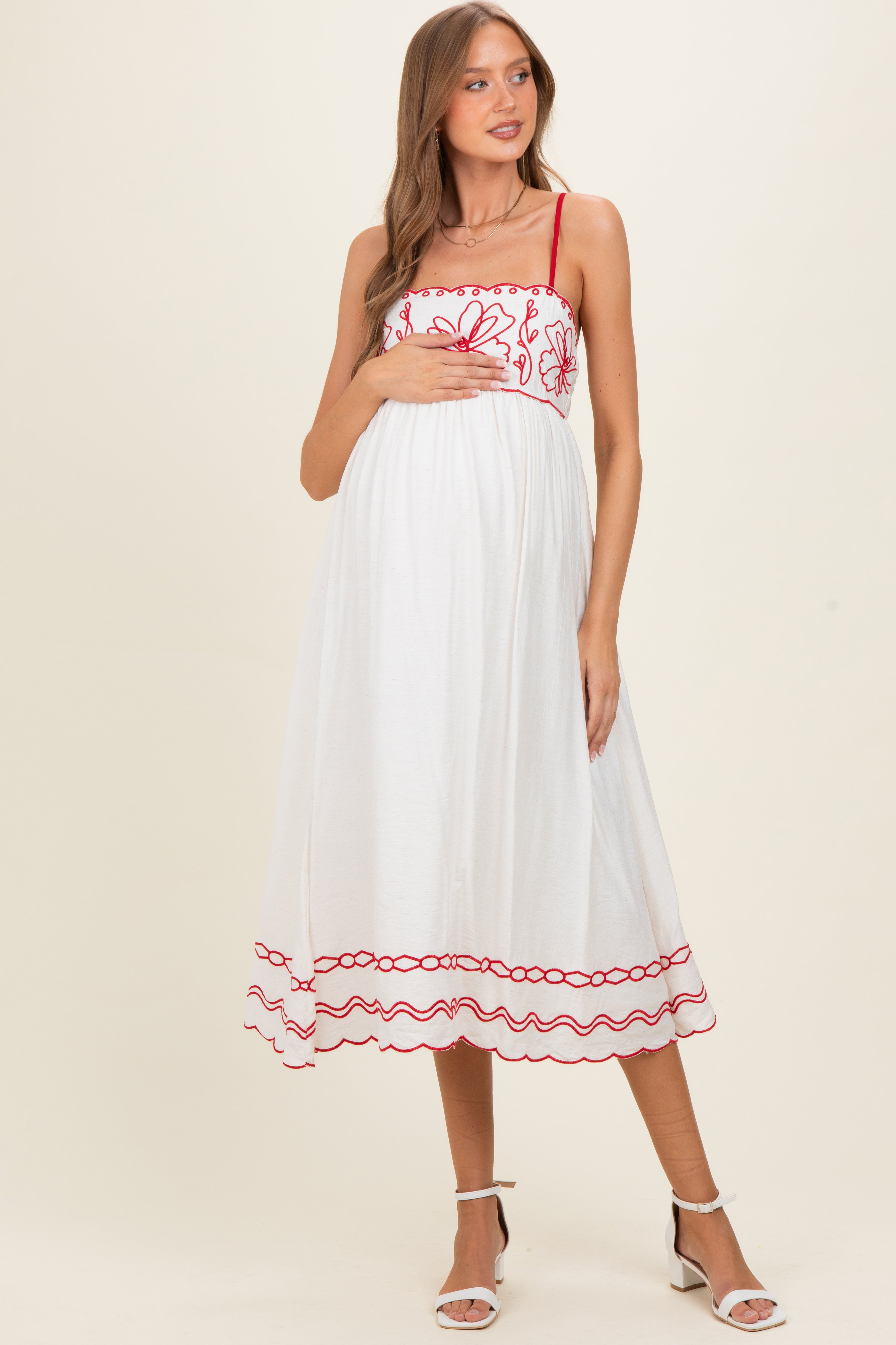 Rotes Umstands-Midikleid mit floraler Stickerei und Wellensaum