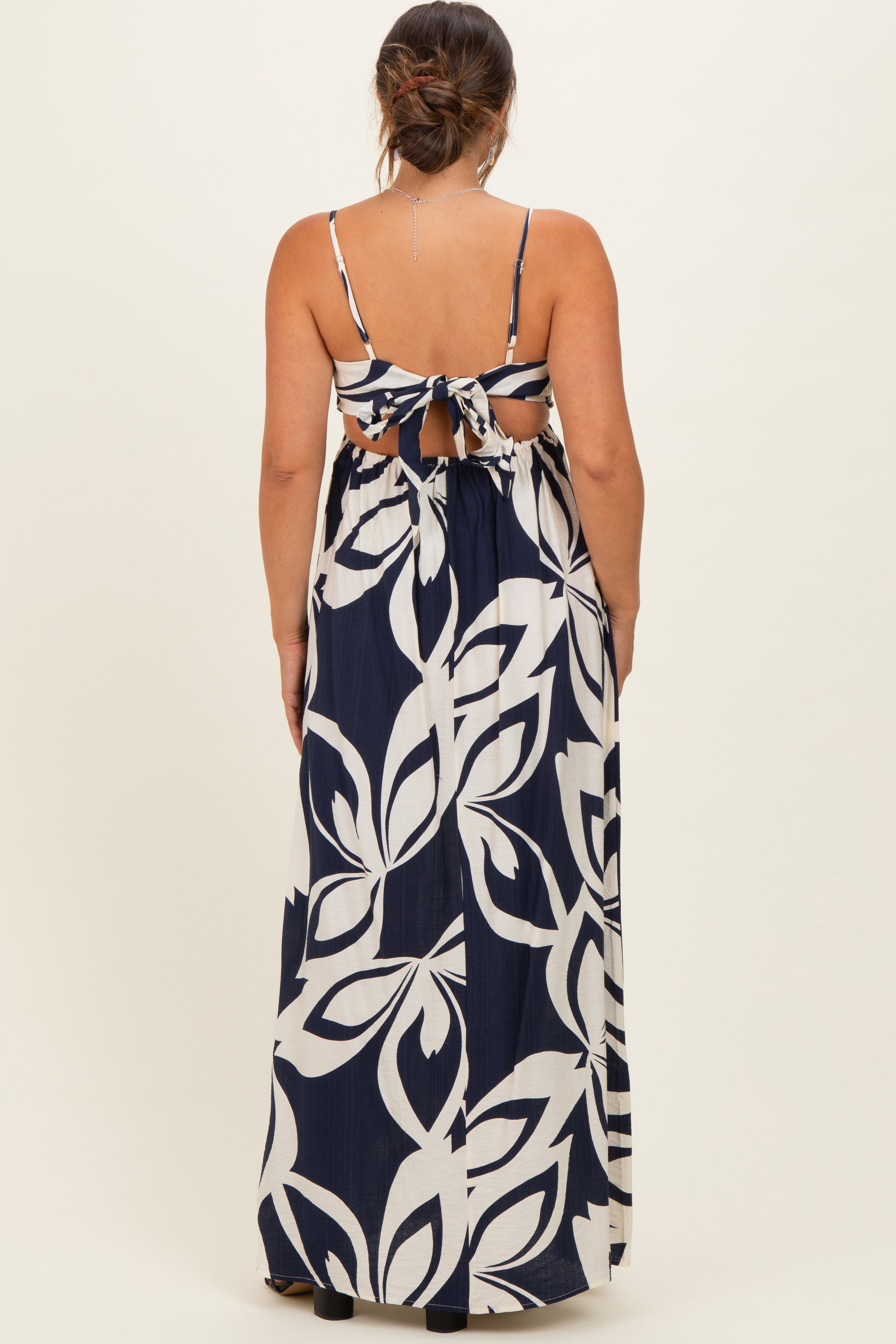 Marineblaues Umstands-Maxikleid mit Blumenmuster, Cut-out und Neckholder