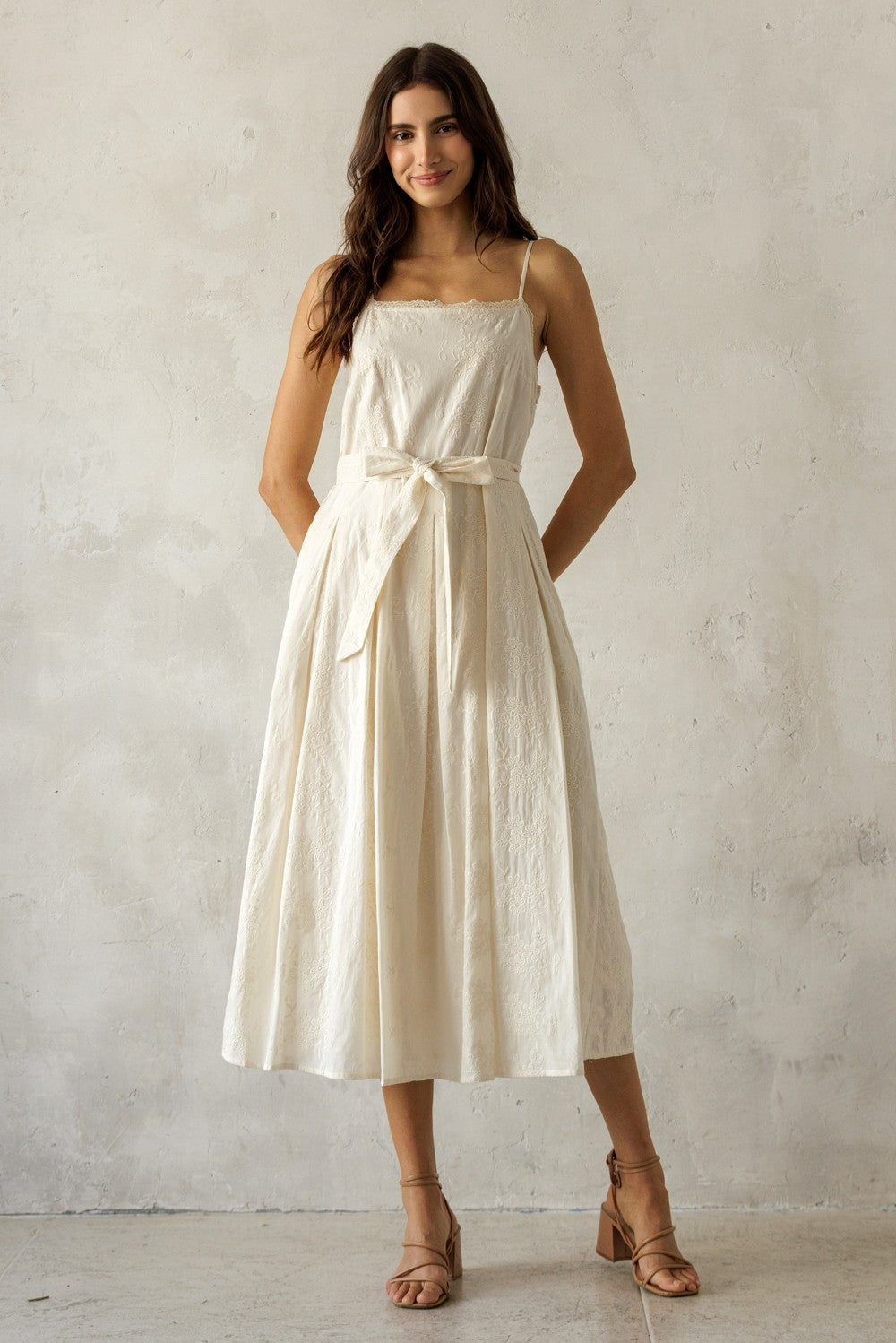 Cremefarbenes besticktes Umstands-Midikleid mit Bindegürtel