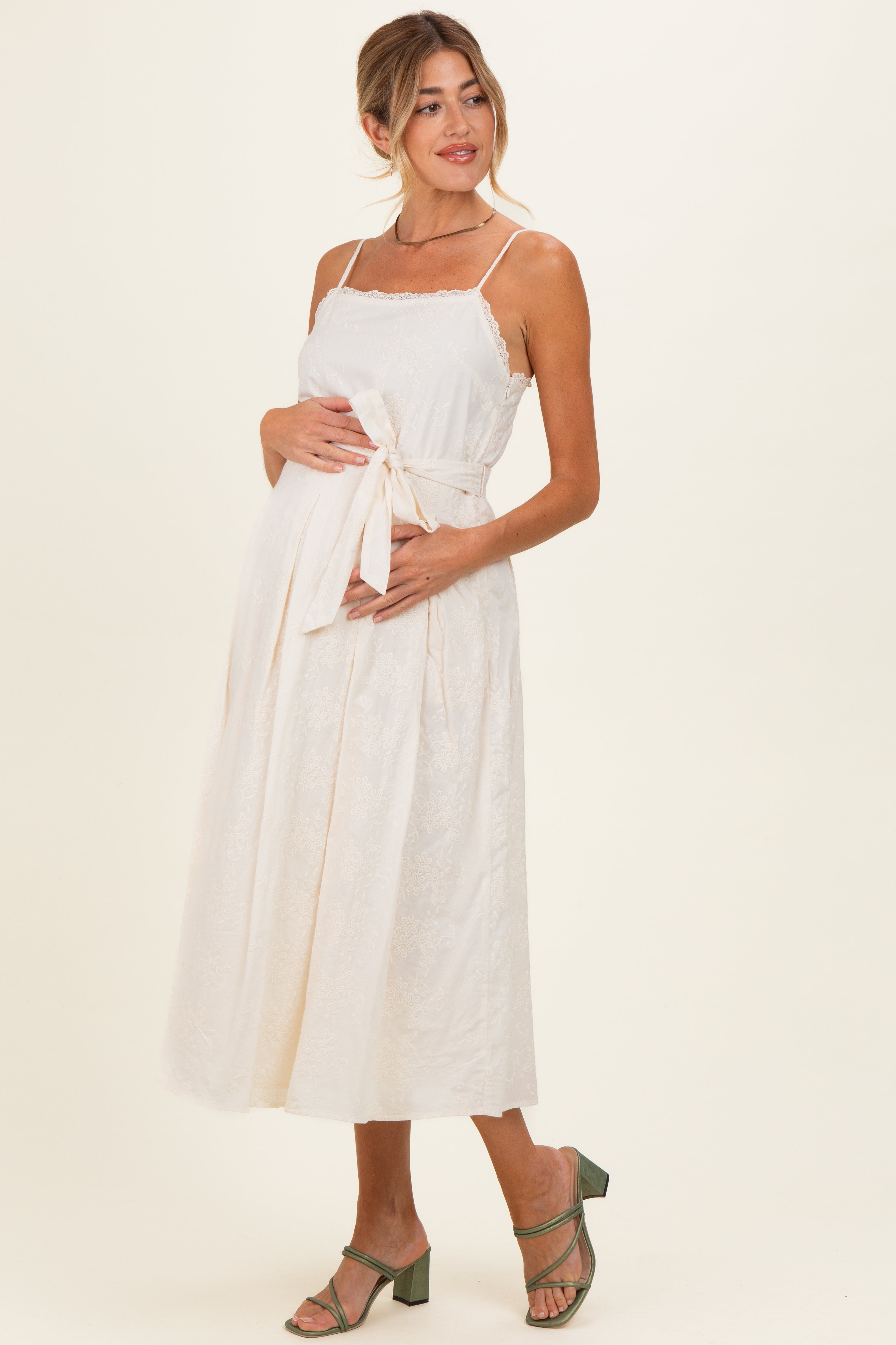 Cremefarbenes besticktes Umstands-Midikleid mit Bindegürtel