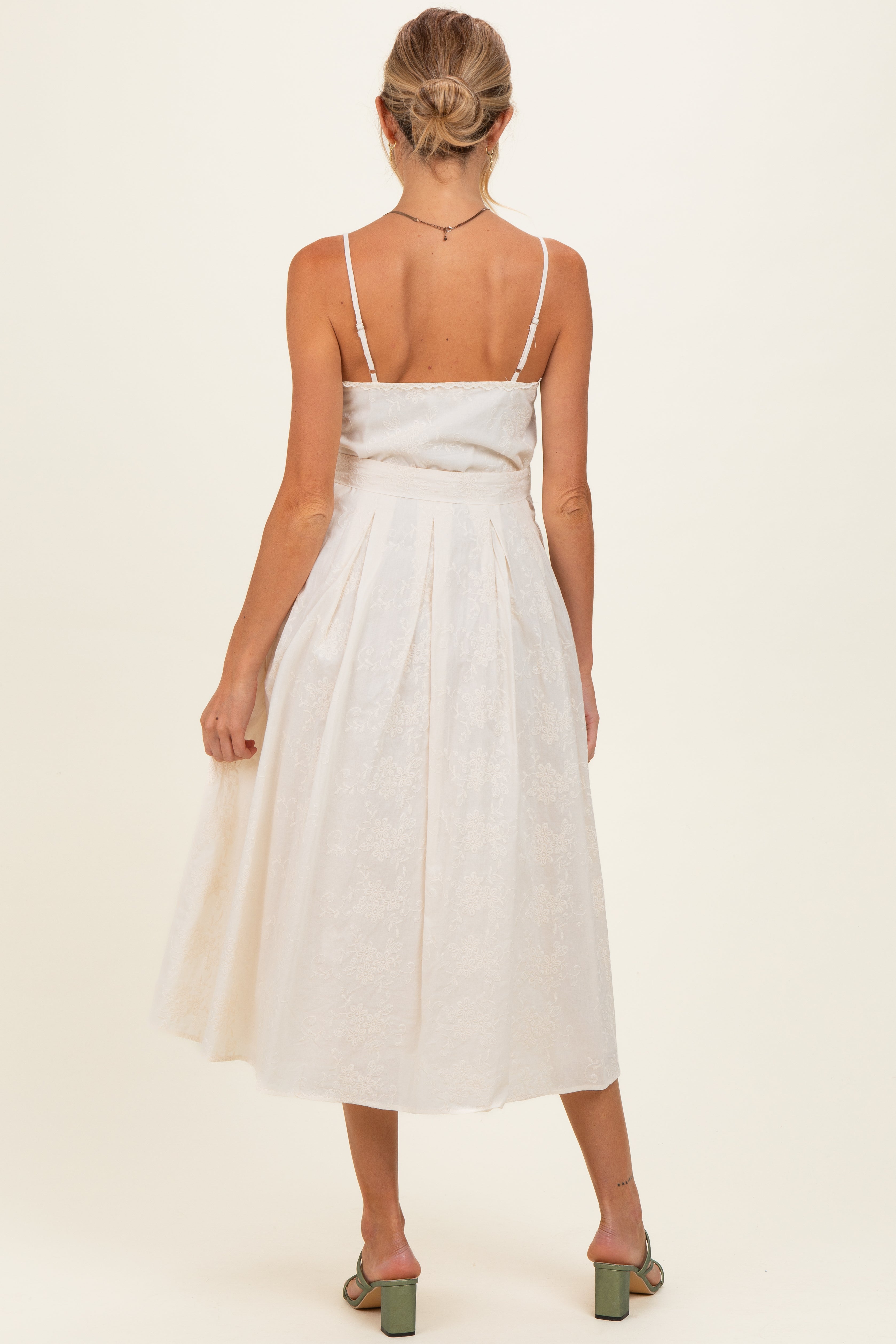 Cremefarbenes besticktes Umstands-Midikleid mit Bindegürtel