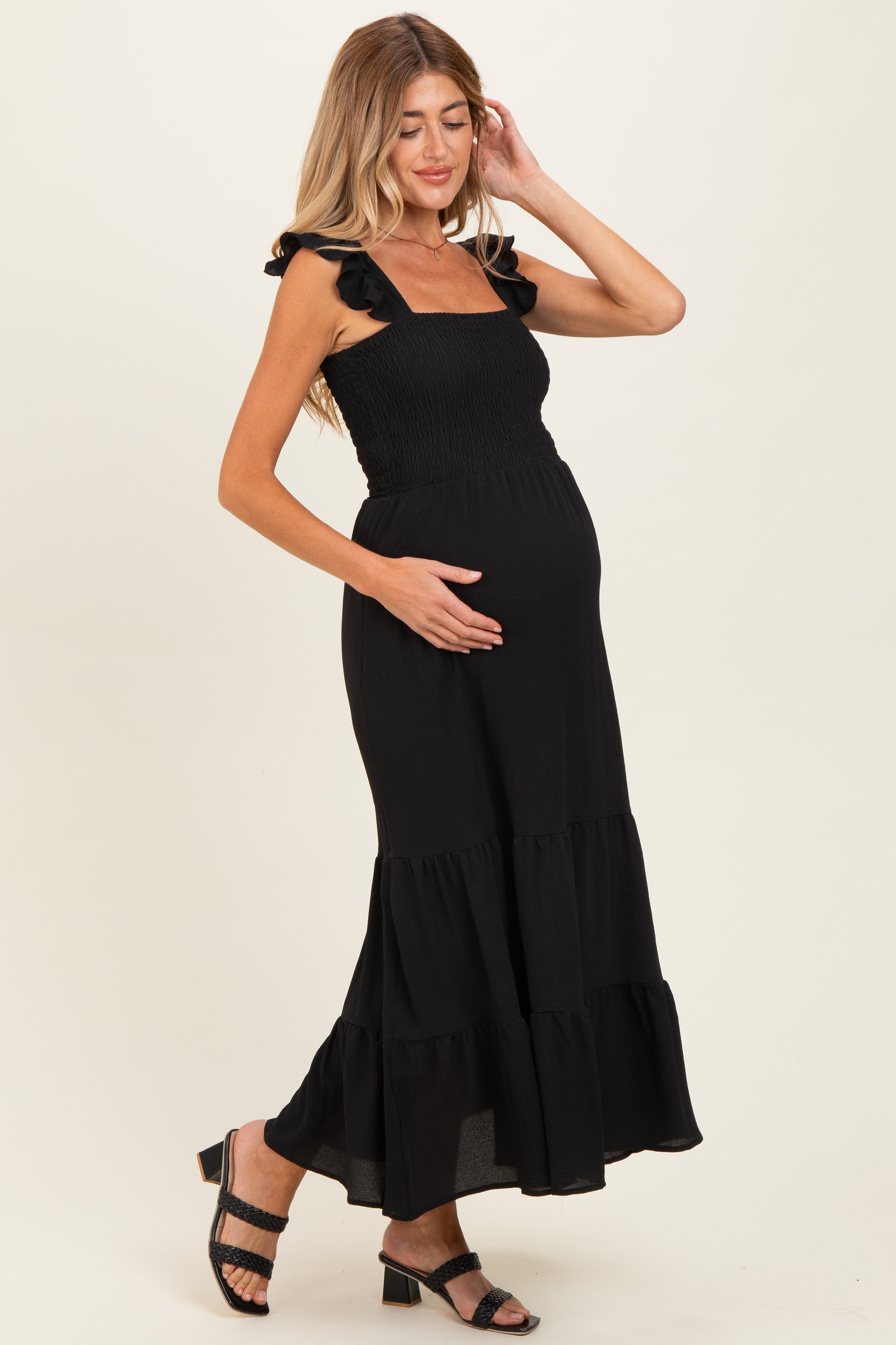 Schwarzes Umstands-Maxikleid mit Rüschenträgern in Smok-Optik