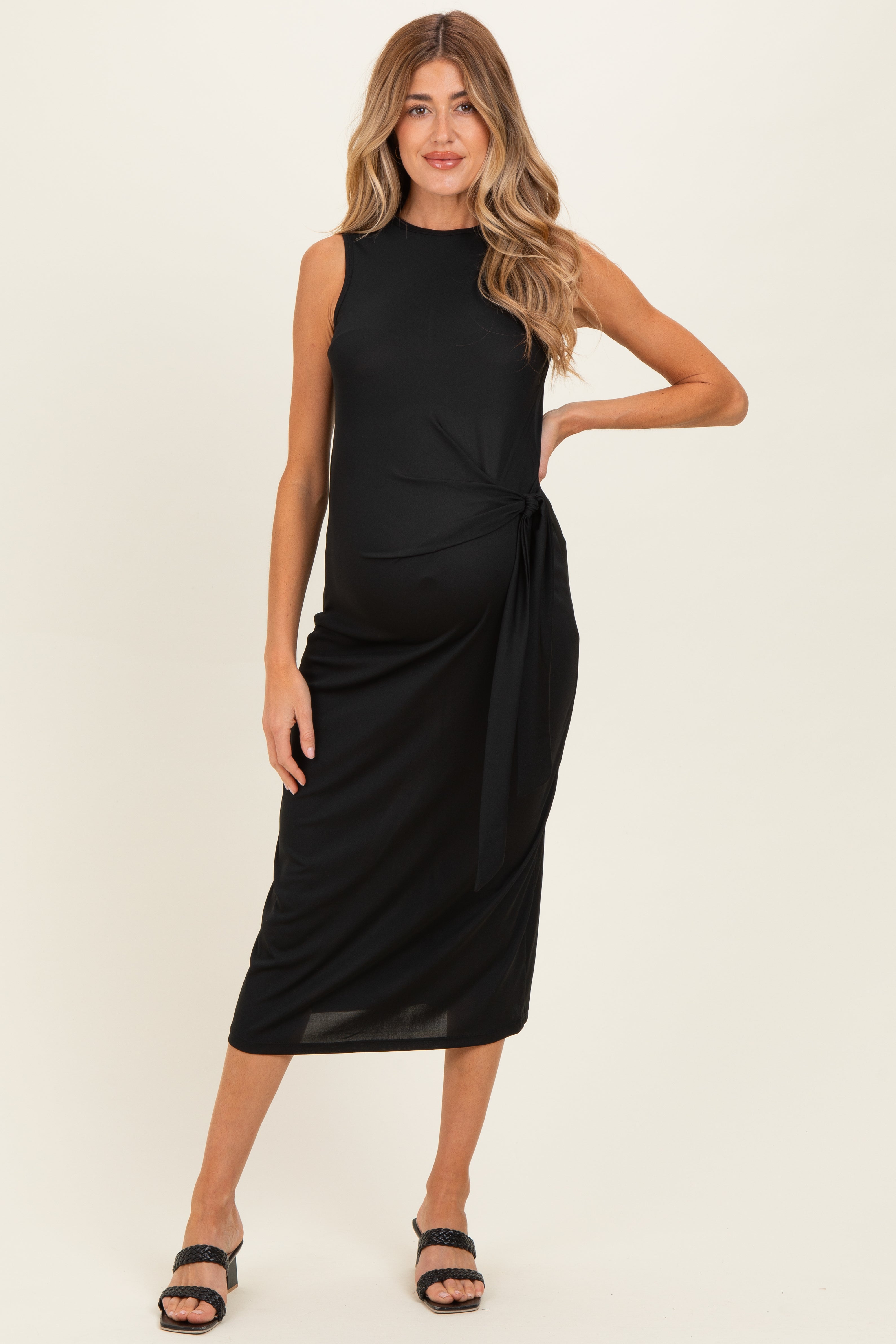 Schwarzes ärmelloses Umstands-Midikleid mit Taillenband