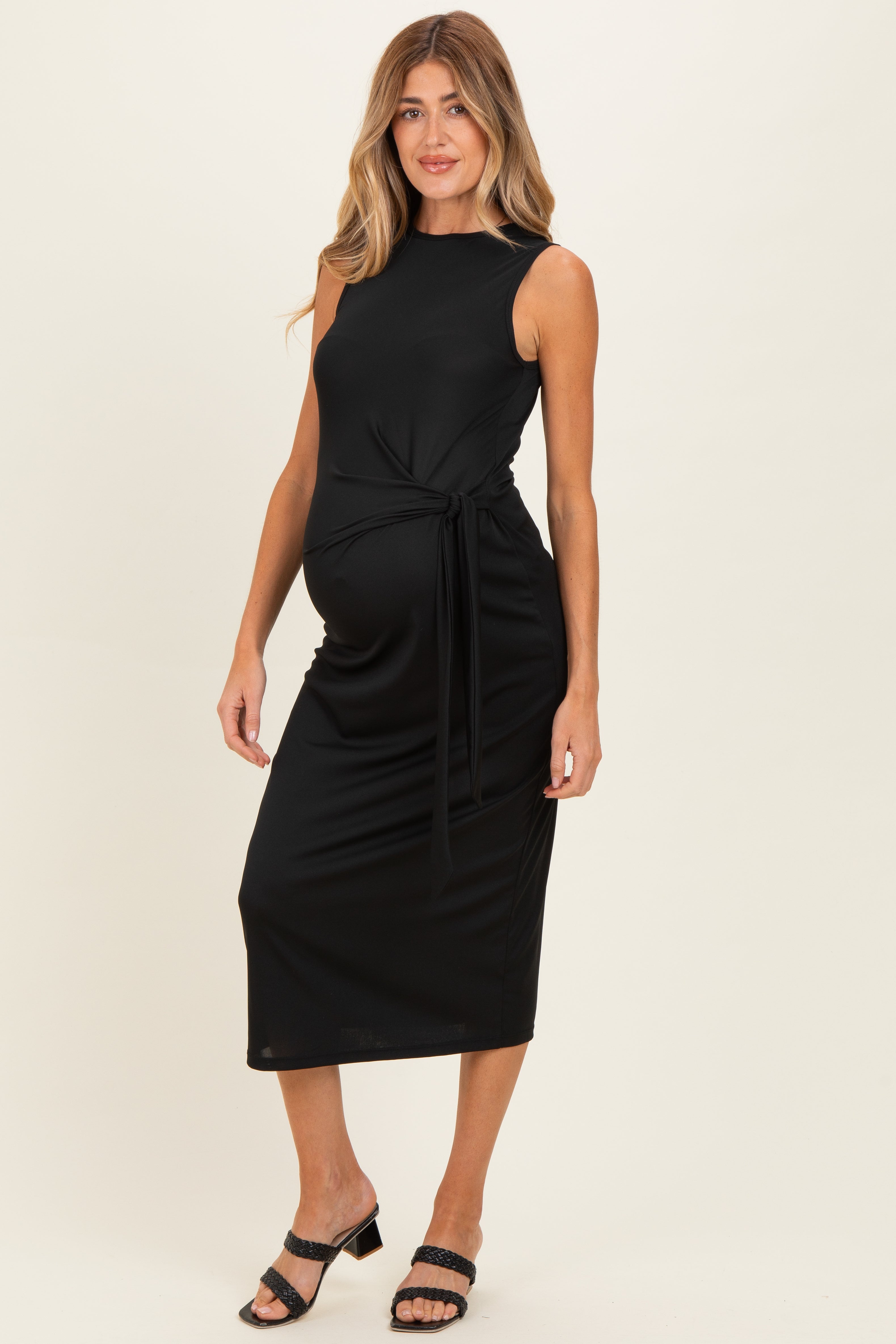 Schwarzes ärmelloses Umstands-Midikleid mit Taillenband