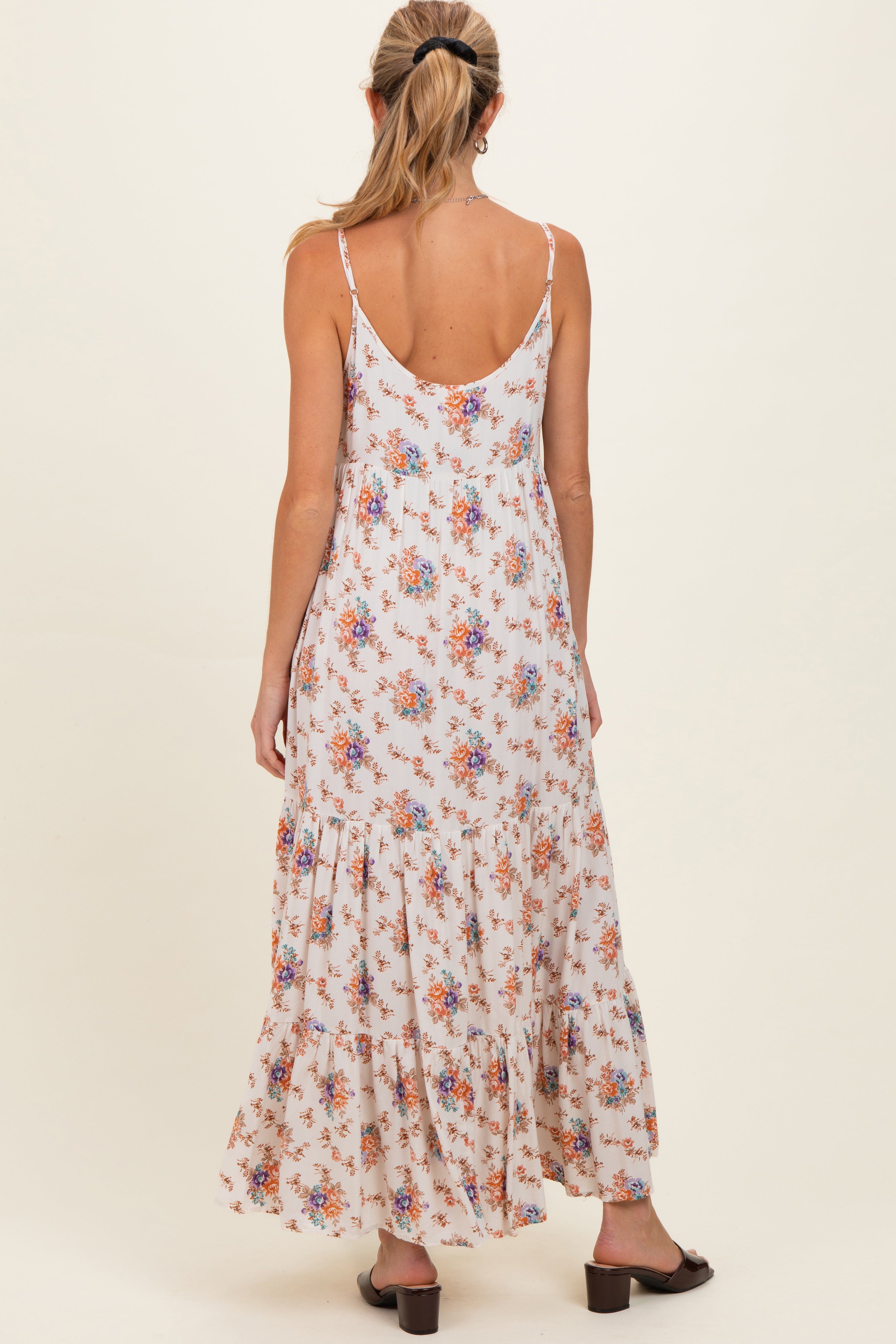 Naturfarbenes gestuftes Umstands-Maxikleid mit Blumenmuster und Knopfleiste