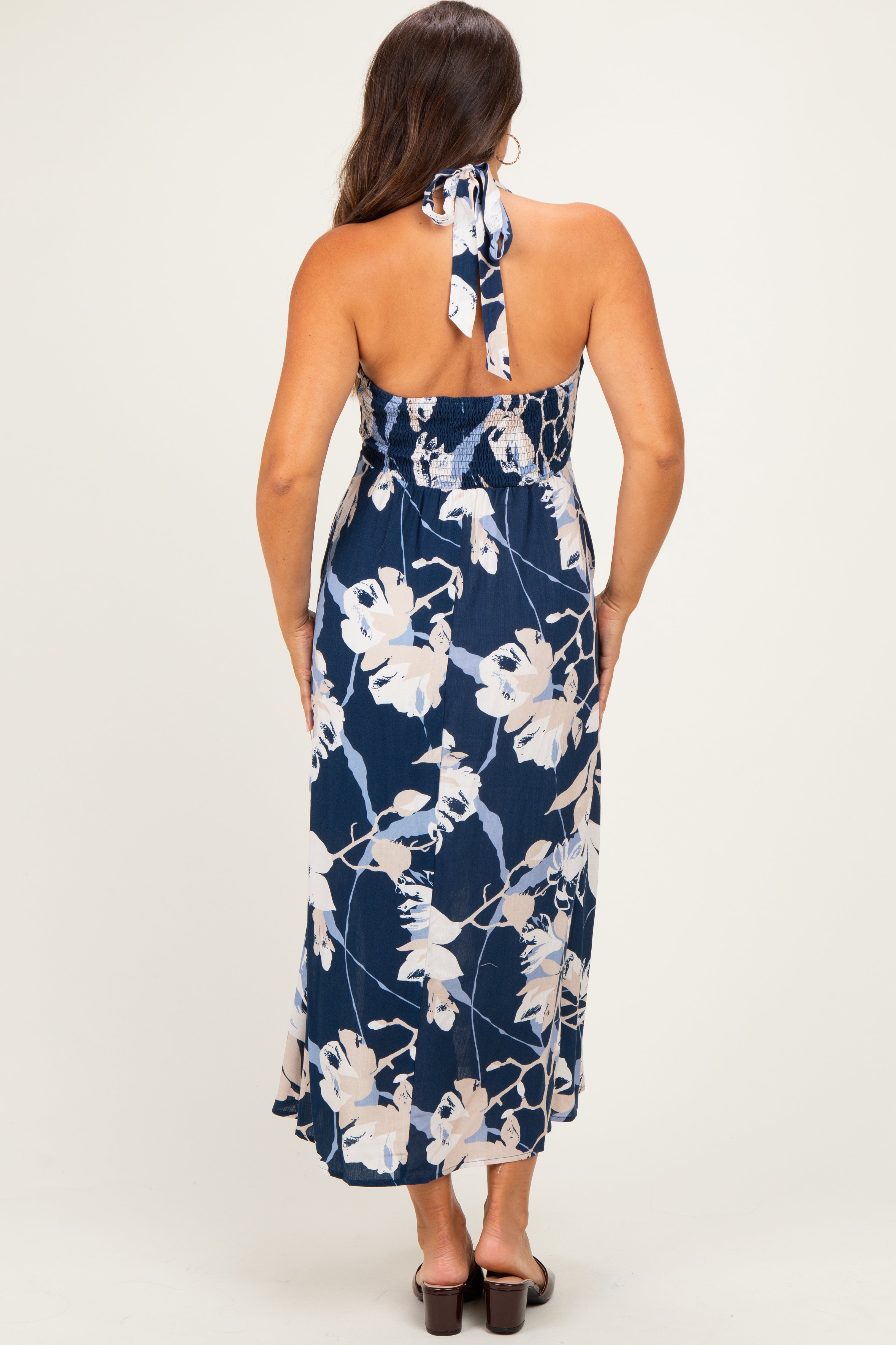 Umstands-Midikleid mit Neckholder und offenem Rücken
