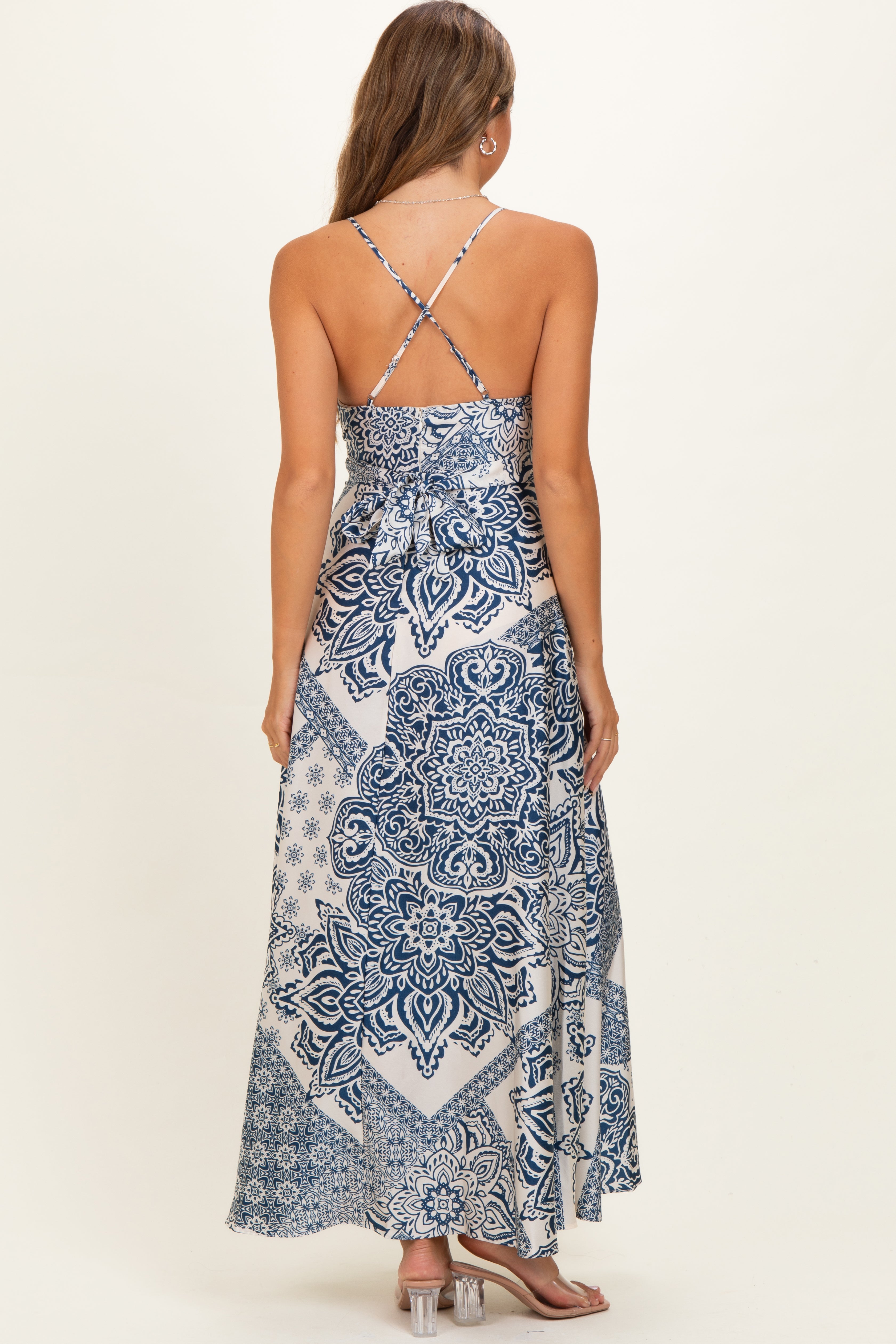 Marineblaues Umstands-Maxikleid aus Satin mit Blumenmuster und Cross-Back