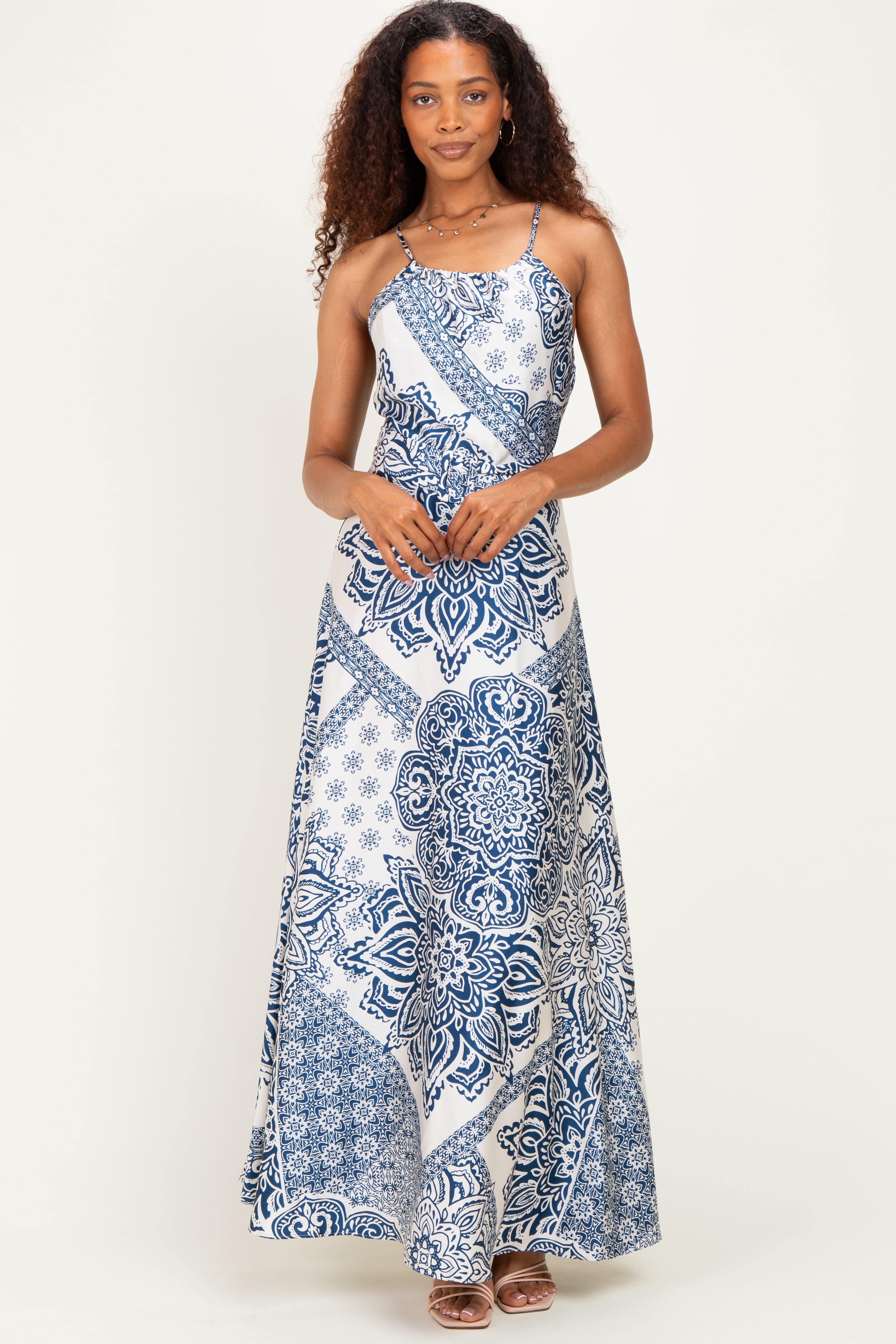 Marineblaues Umstands-Maxikleid aus Satin mit Blumenmuster und Cross-Back