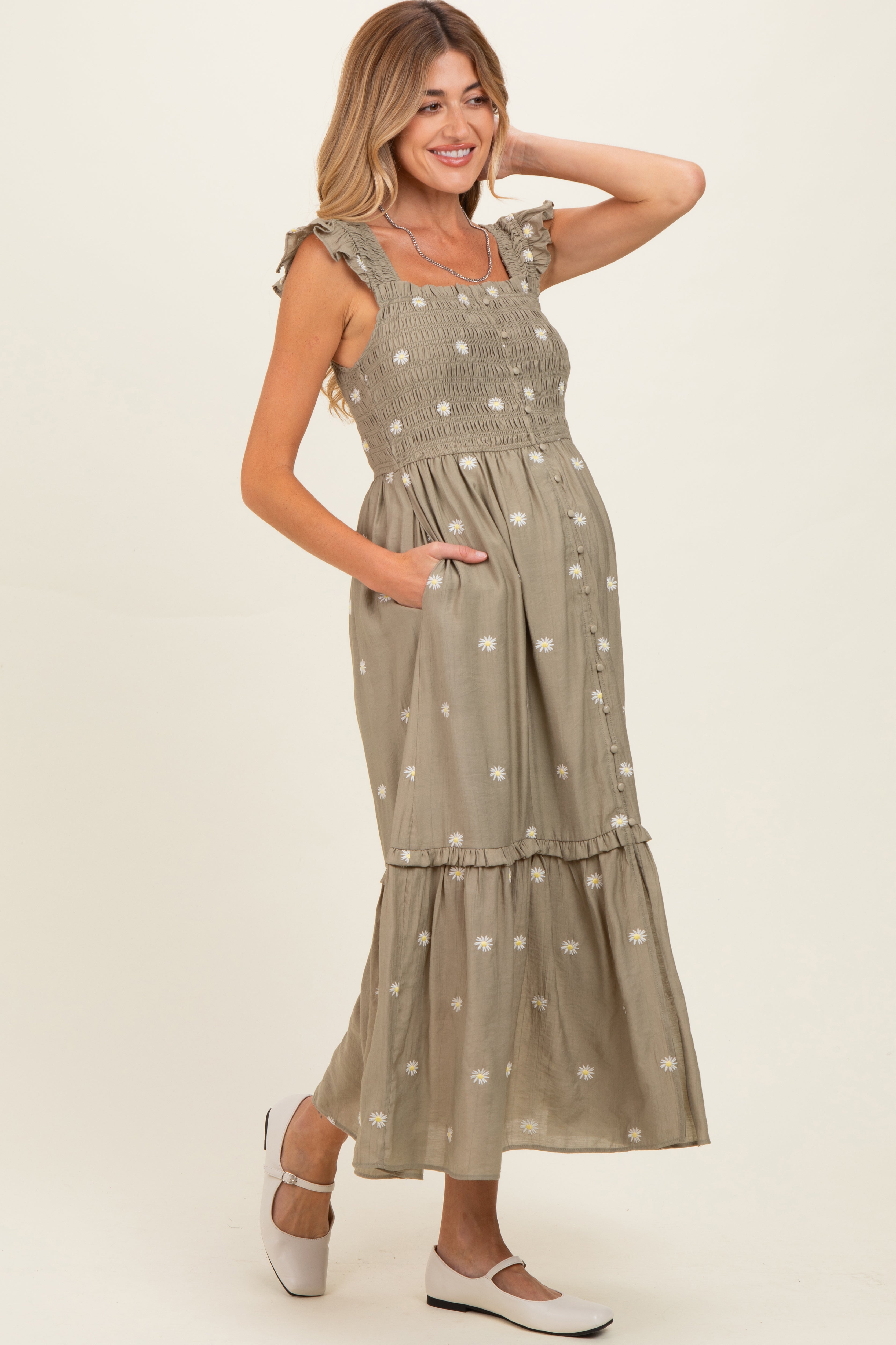 Olivfarbenes gesmoktes Umstands-Maxikleid mit Stickerei und Rüschenträgern