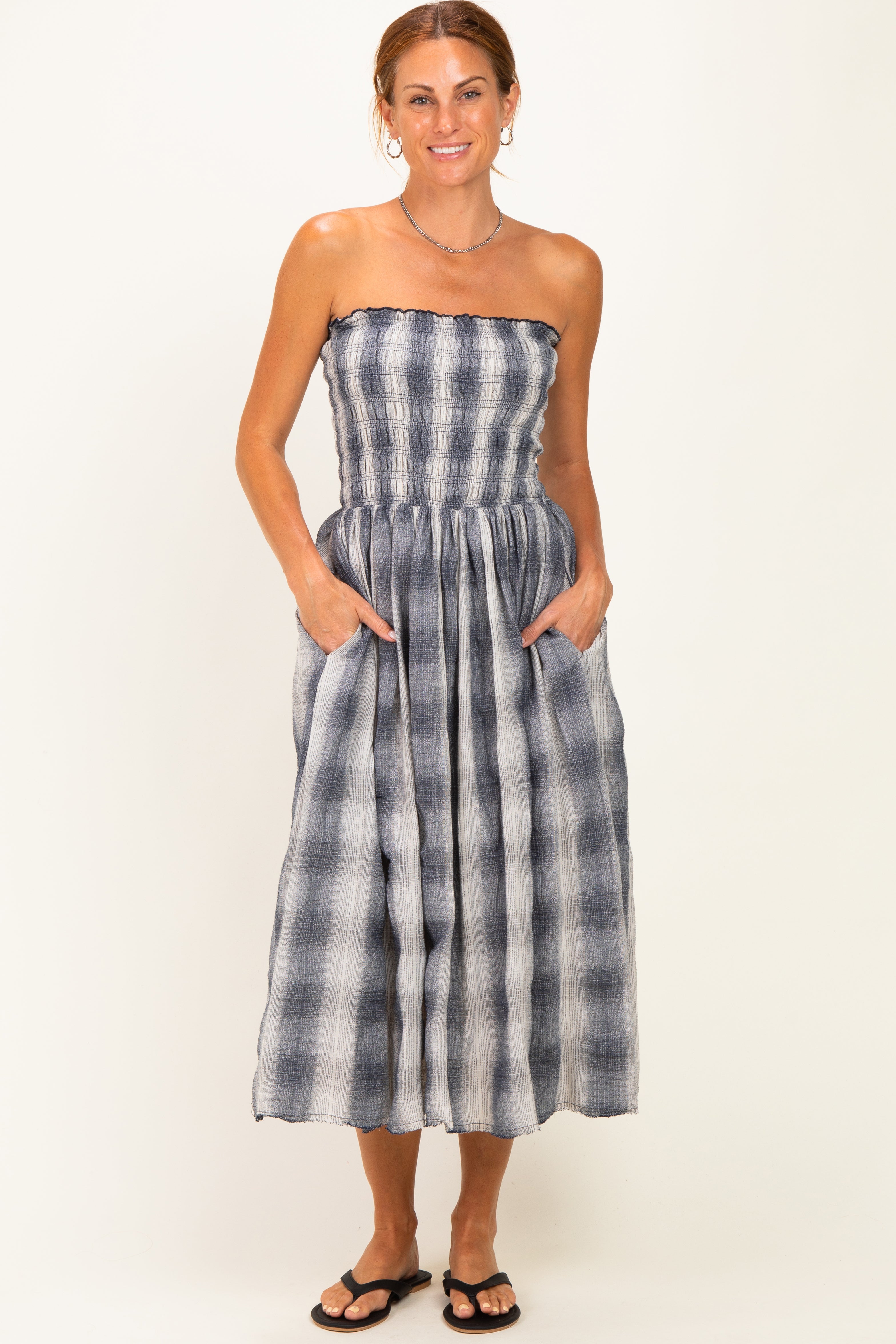 Schulterfreies Umstands-Midikleid mit Karomuster und Smok-Einsatz