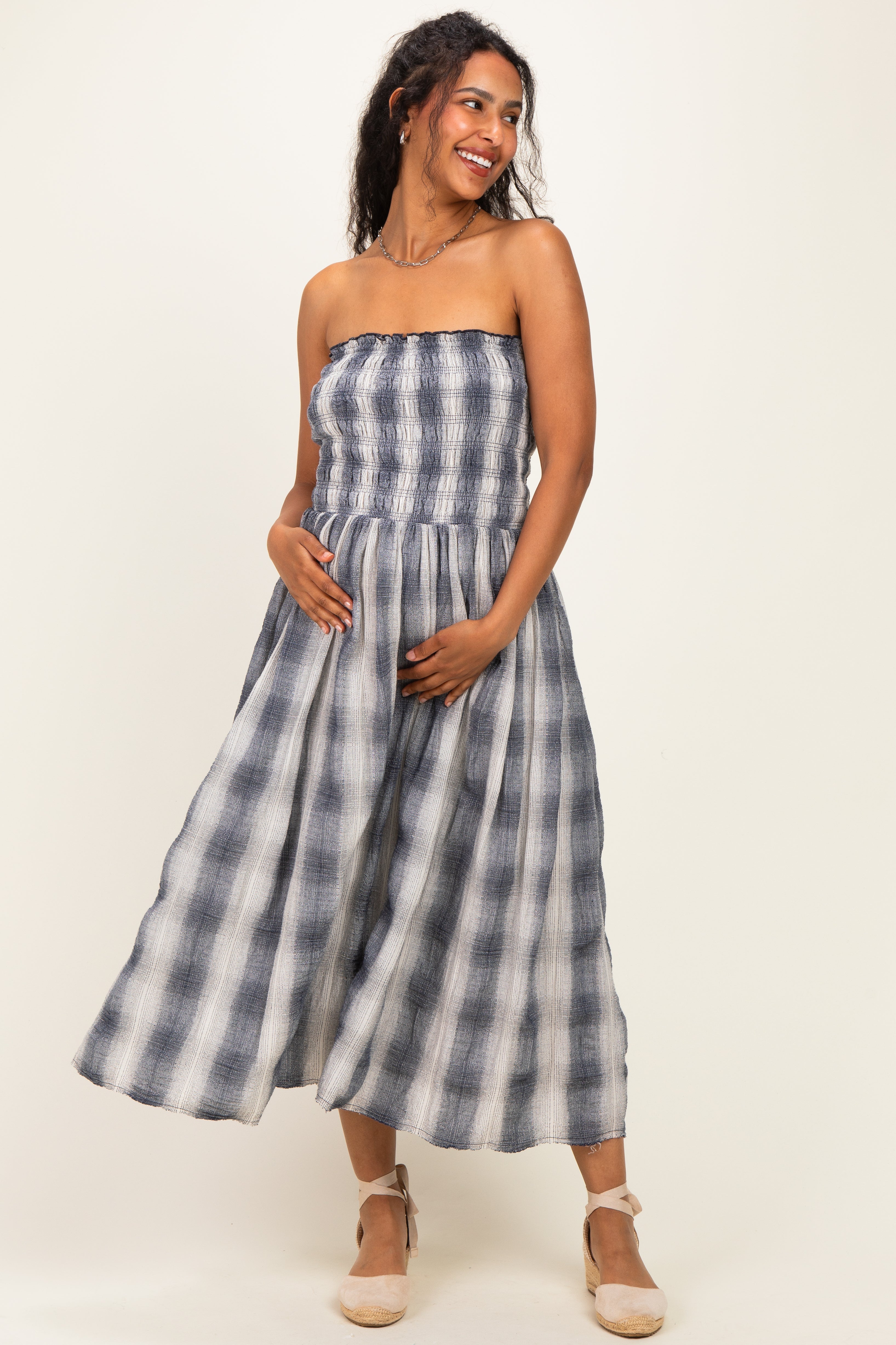 Schulterfreies Umstands-Midikleid mit Karomuster und Smok-Einsatz