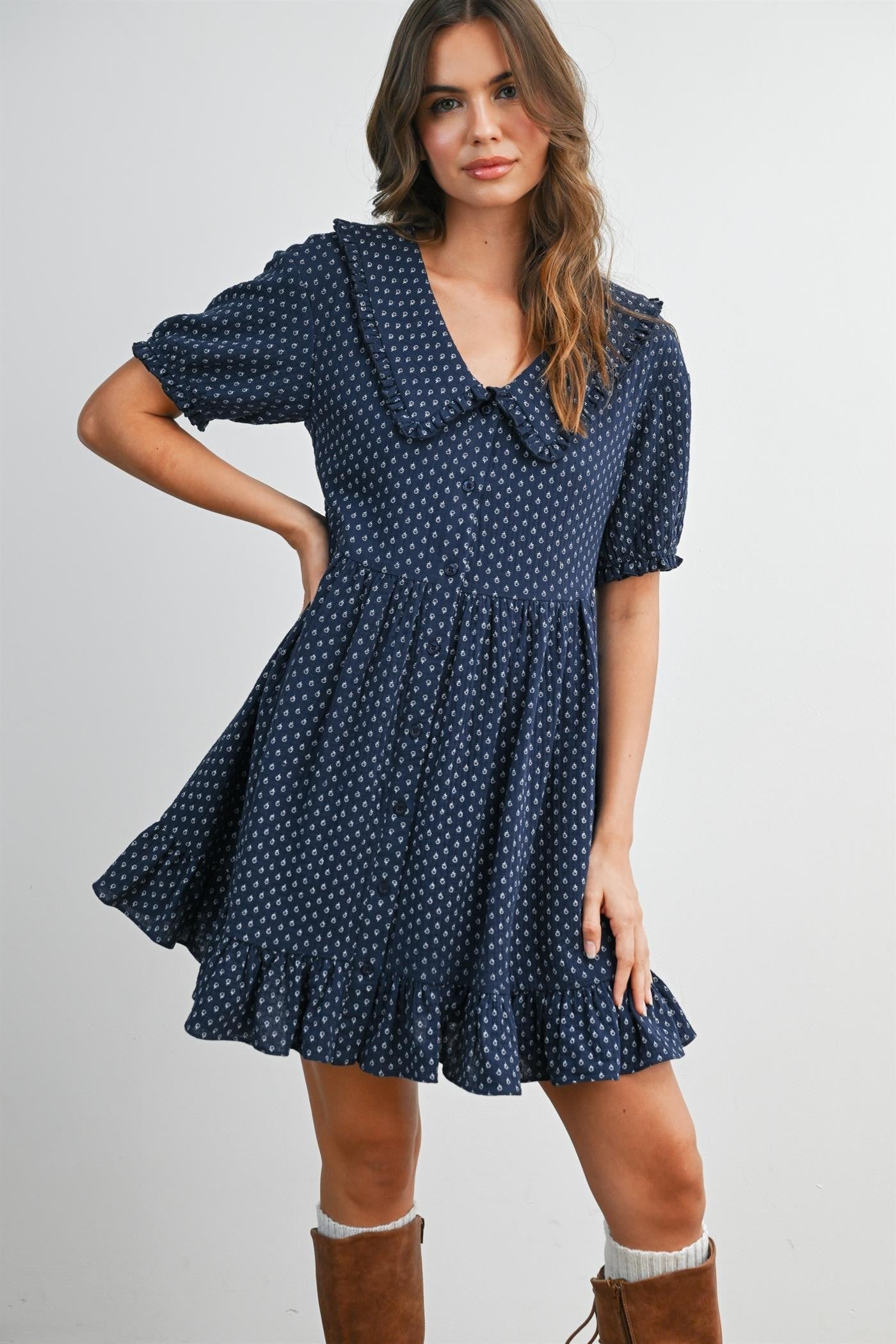 Marineblaues bedrucktes Umstands-Hemdblusenkleid mit Rüschen