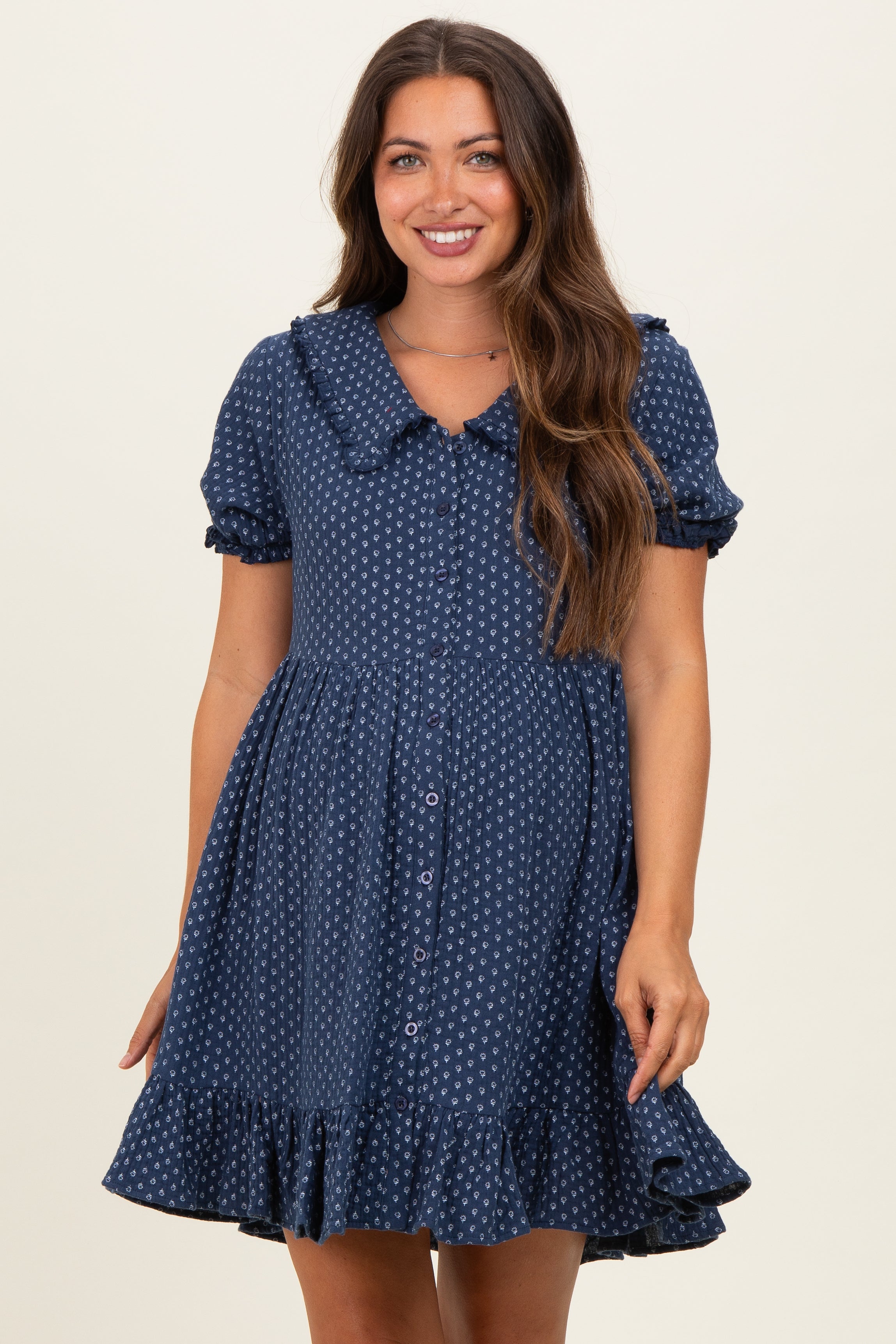 Marineblaues bedrucktes Umstands-Hemdblusenkleid mit Rüschen