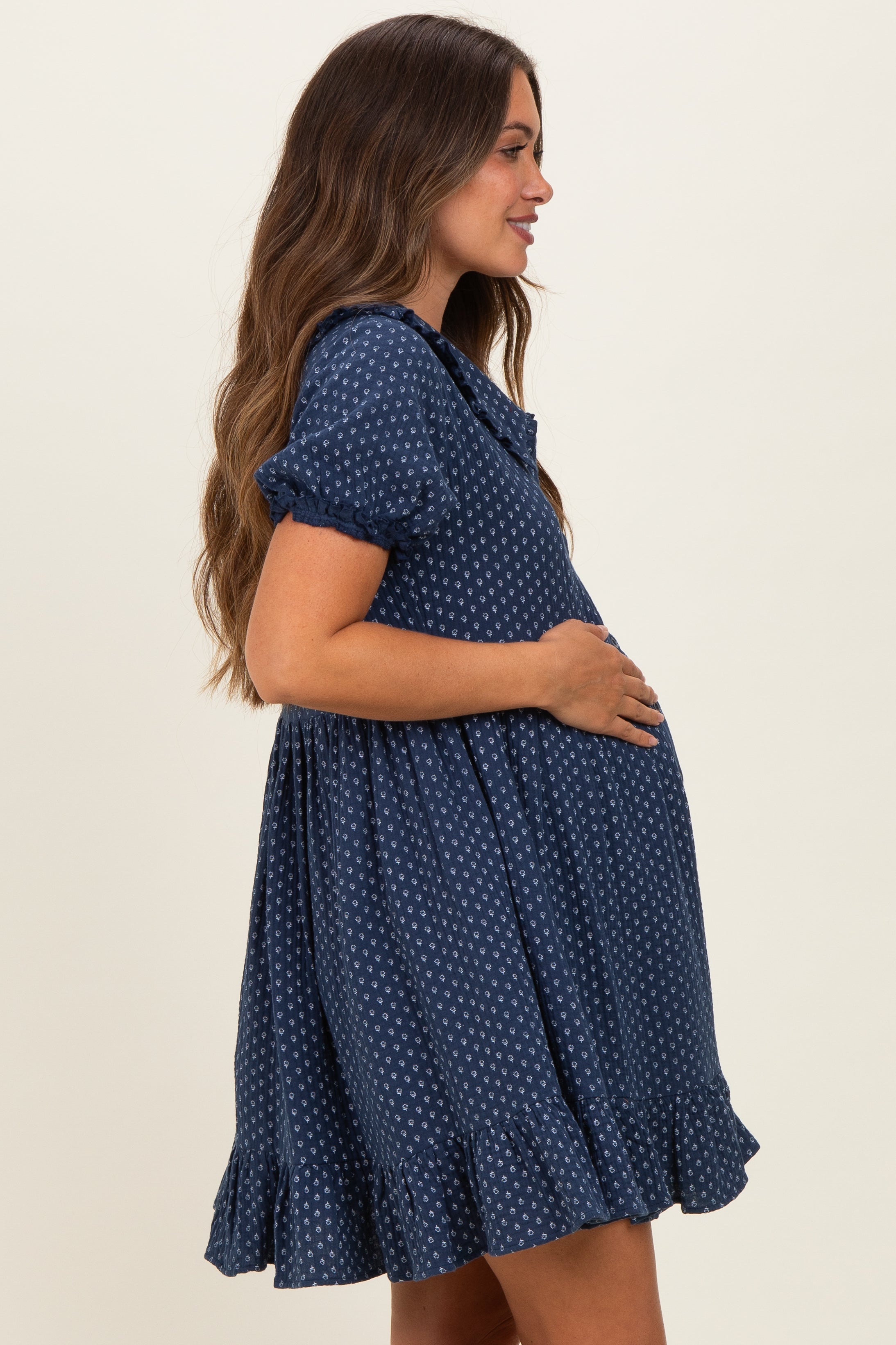 Marineblaues bedrucktes Umstands-Hemdblusenkleid mit Rüschen