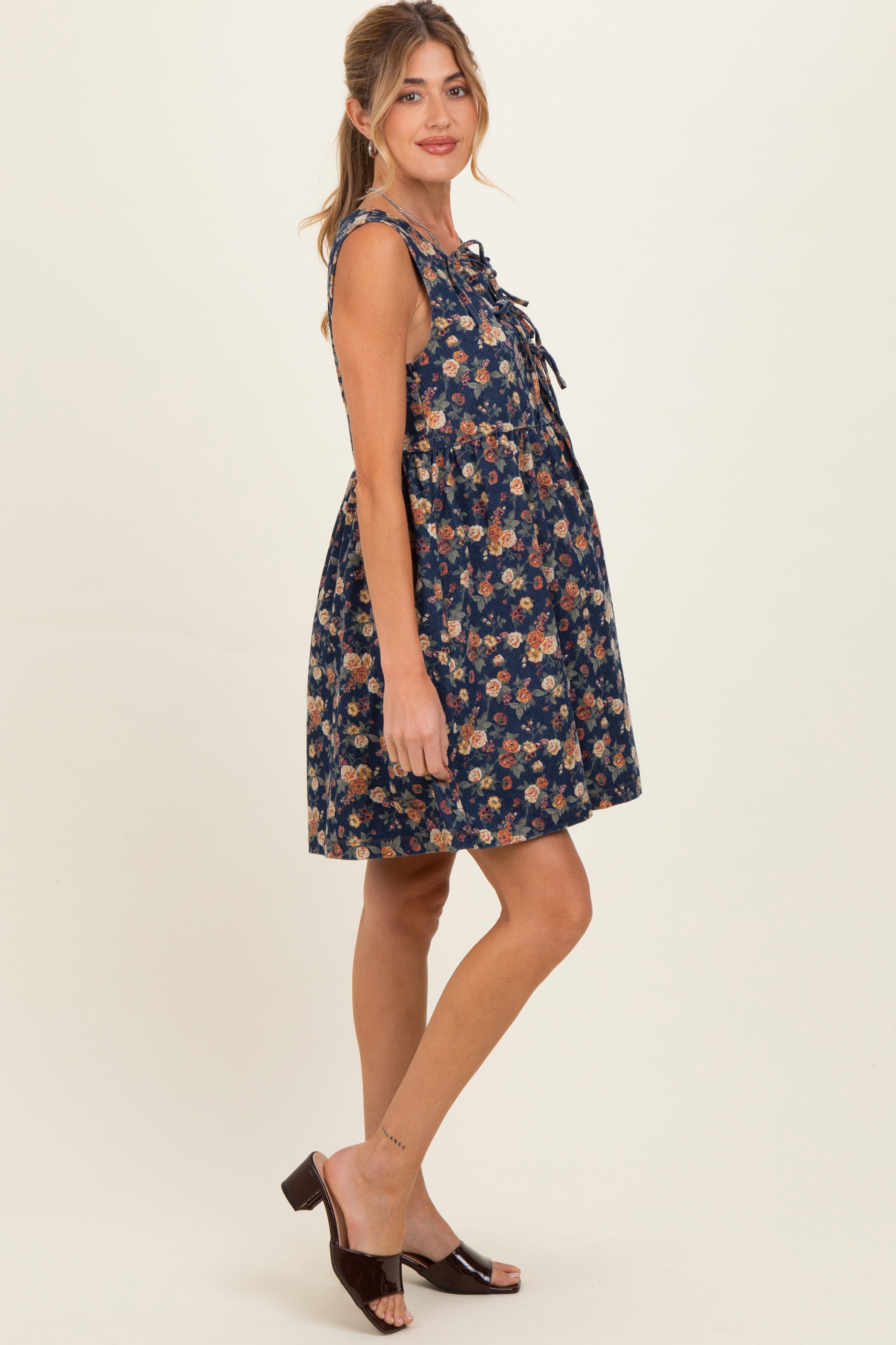 Umstands-Minikleid in dunklem Denim-Blau mit Blumenmuster und Bindedetail vorne