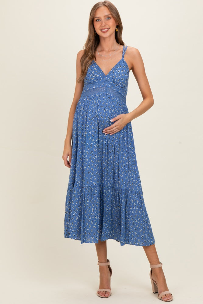 Blaues geblümtes Umstands-Maxikleid mit Spitzendetail und Trägern