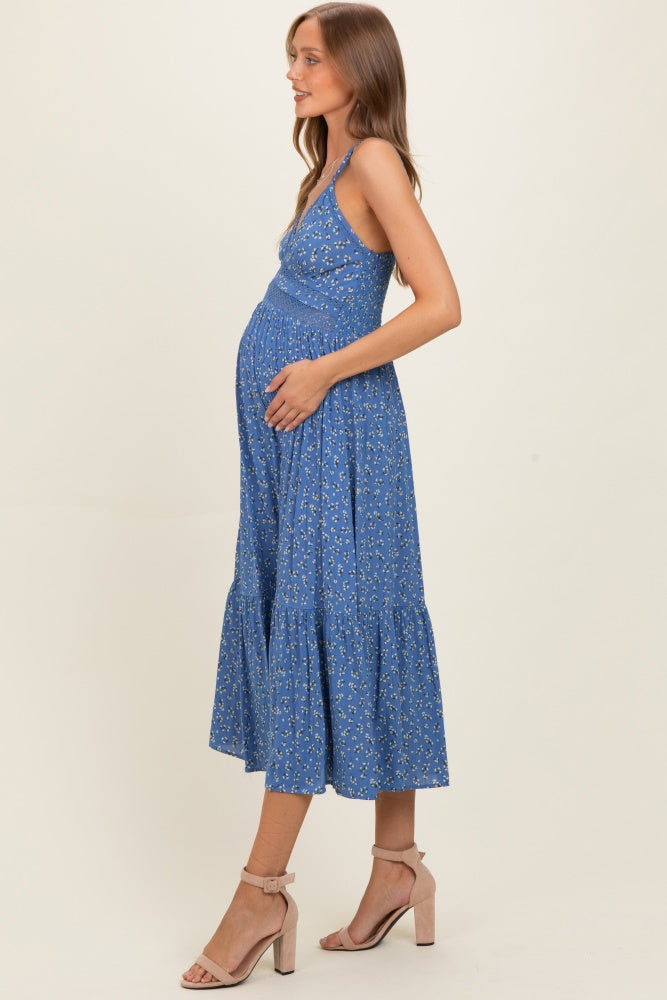 Blaues geblümtes Umstands-Maxikleid mit Spitzendetail und Trägern