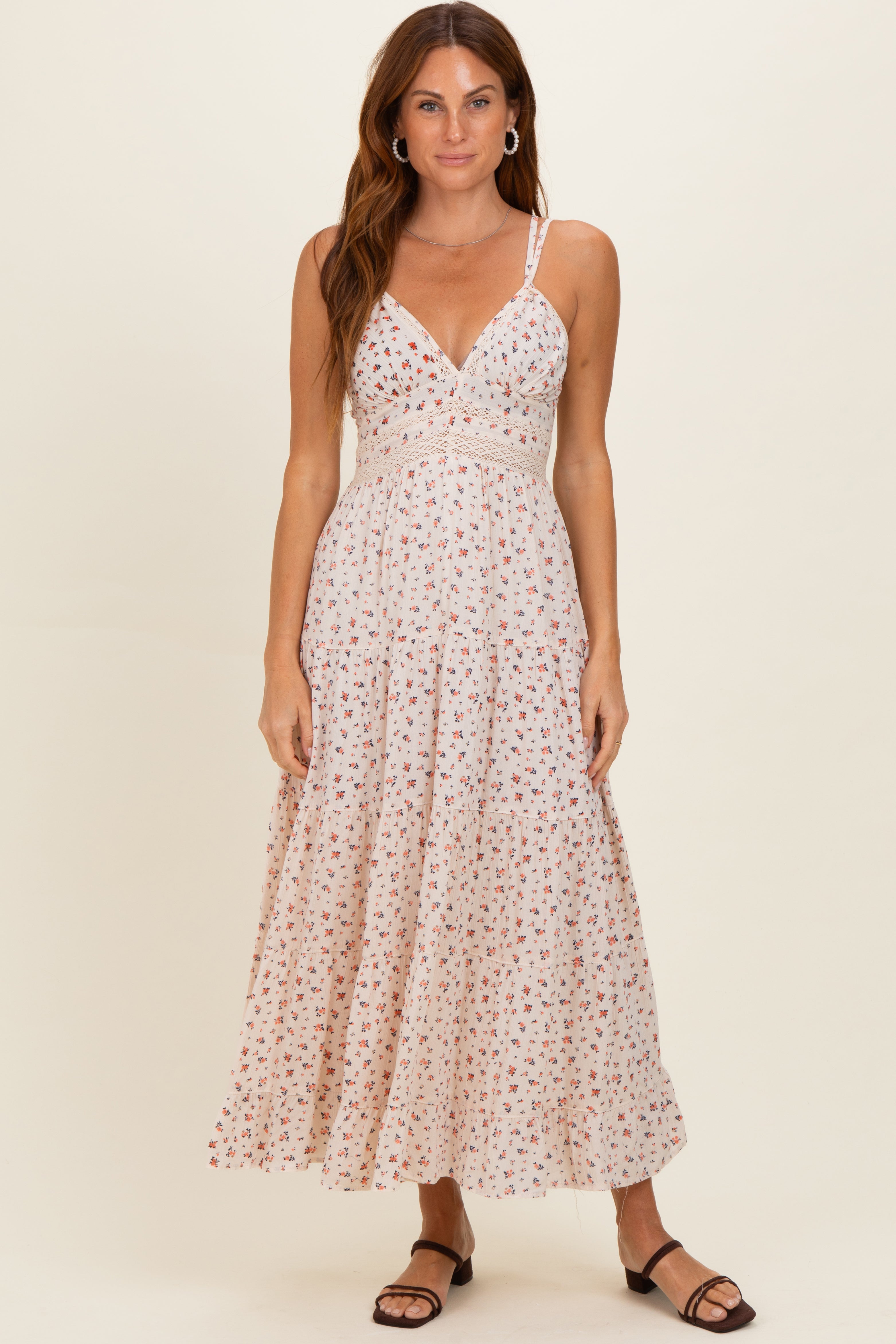 Elfenbeinfarbenes gestuftes Umstands-Maxikleid mit Print und Spitzeneinsatz