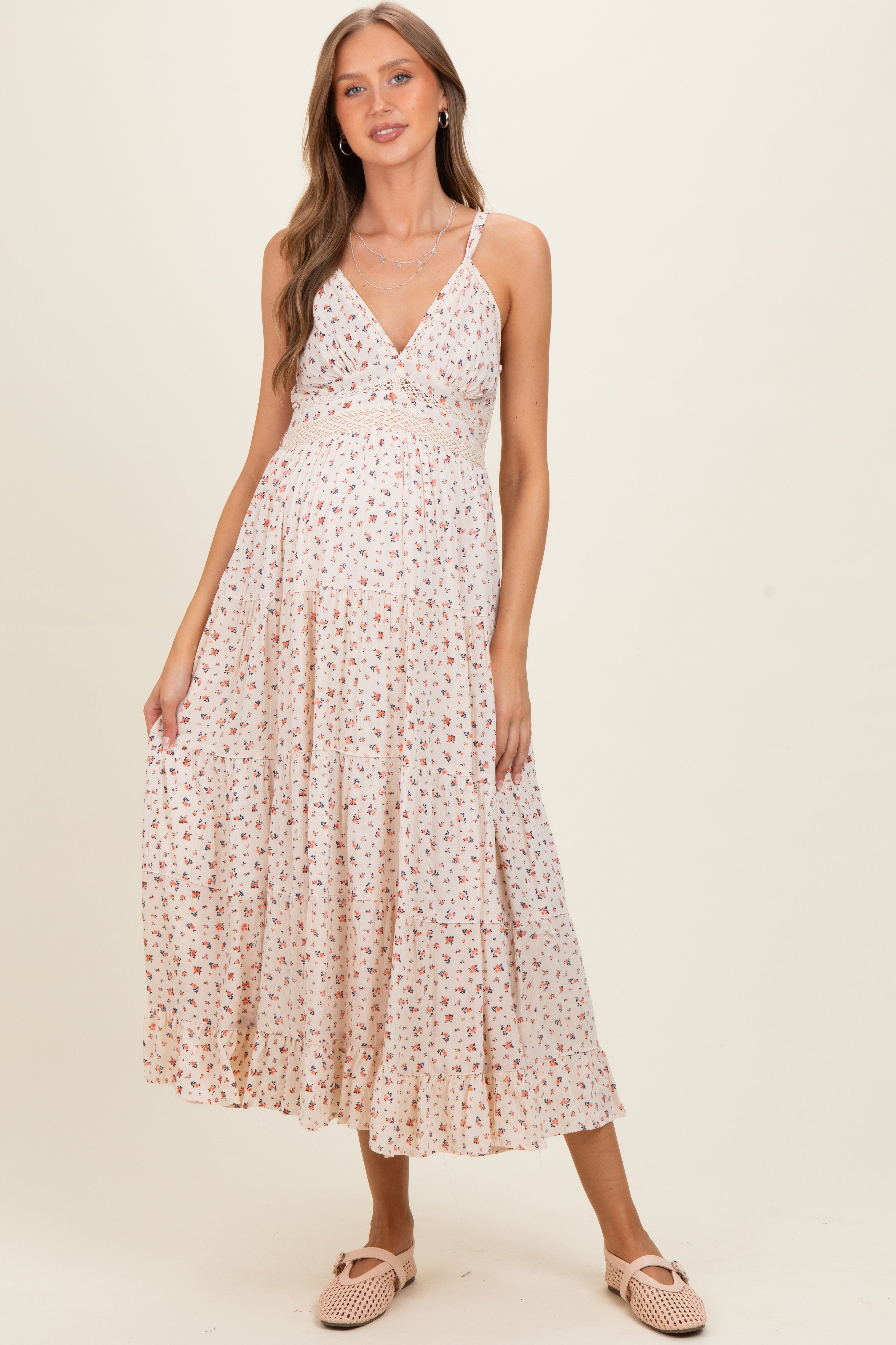 Elfenbeinfarbenes gestuftes Umstands-Maxikleid mit Print und Spitzeneinsatz