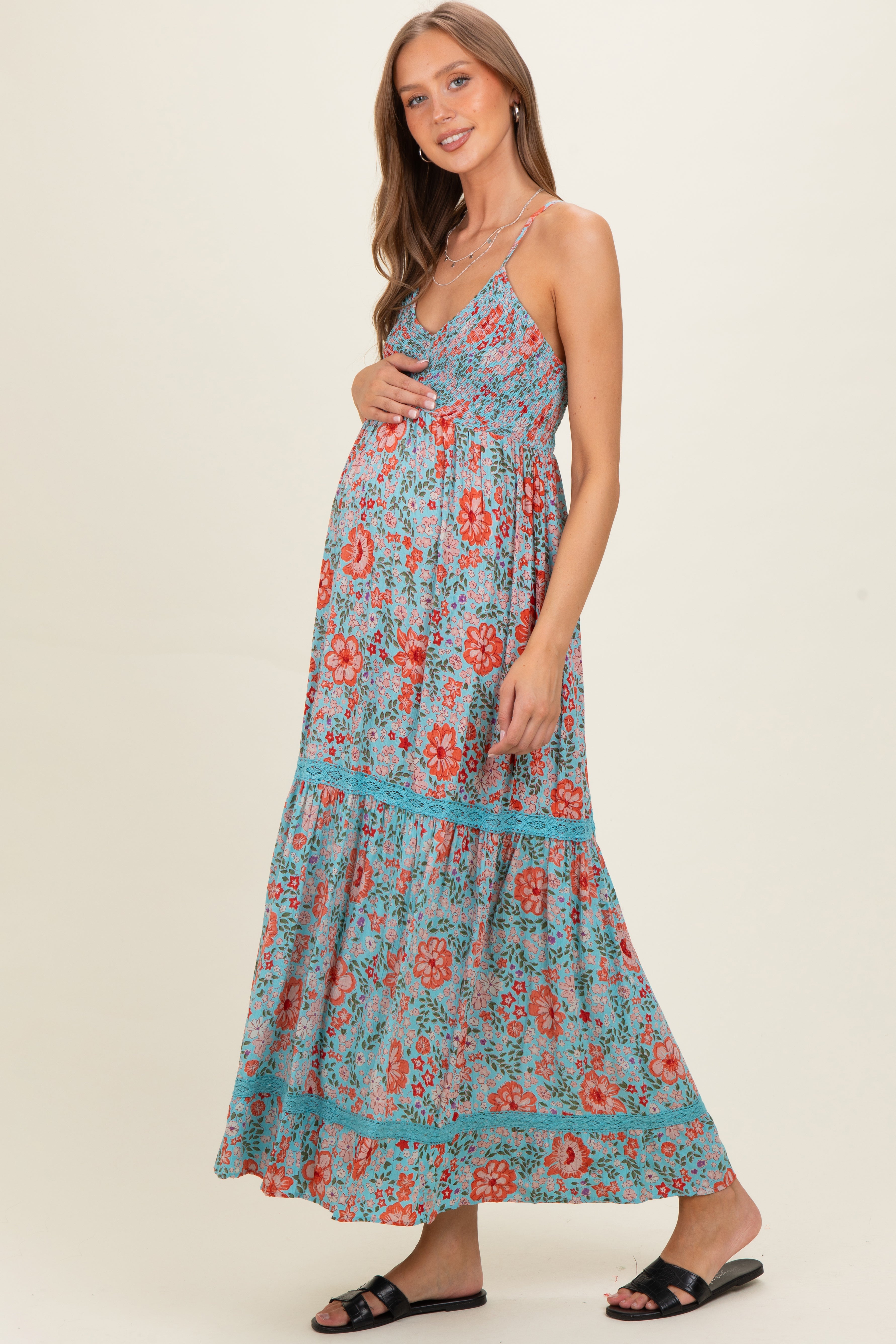 Mintgrünes Umstands-Maxikleid mit Smok-Oberteil, V-Ausschnitt und Spitzenbesatz